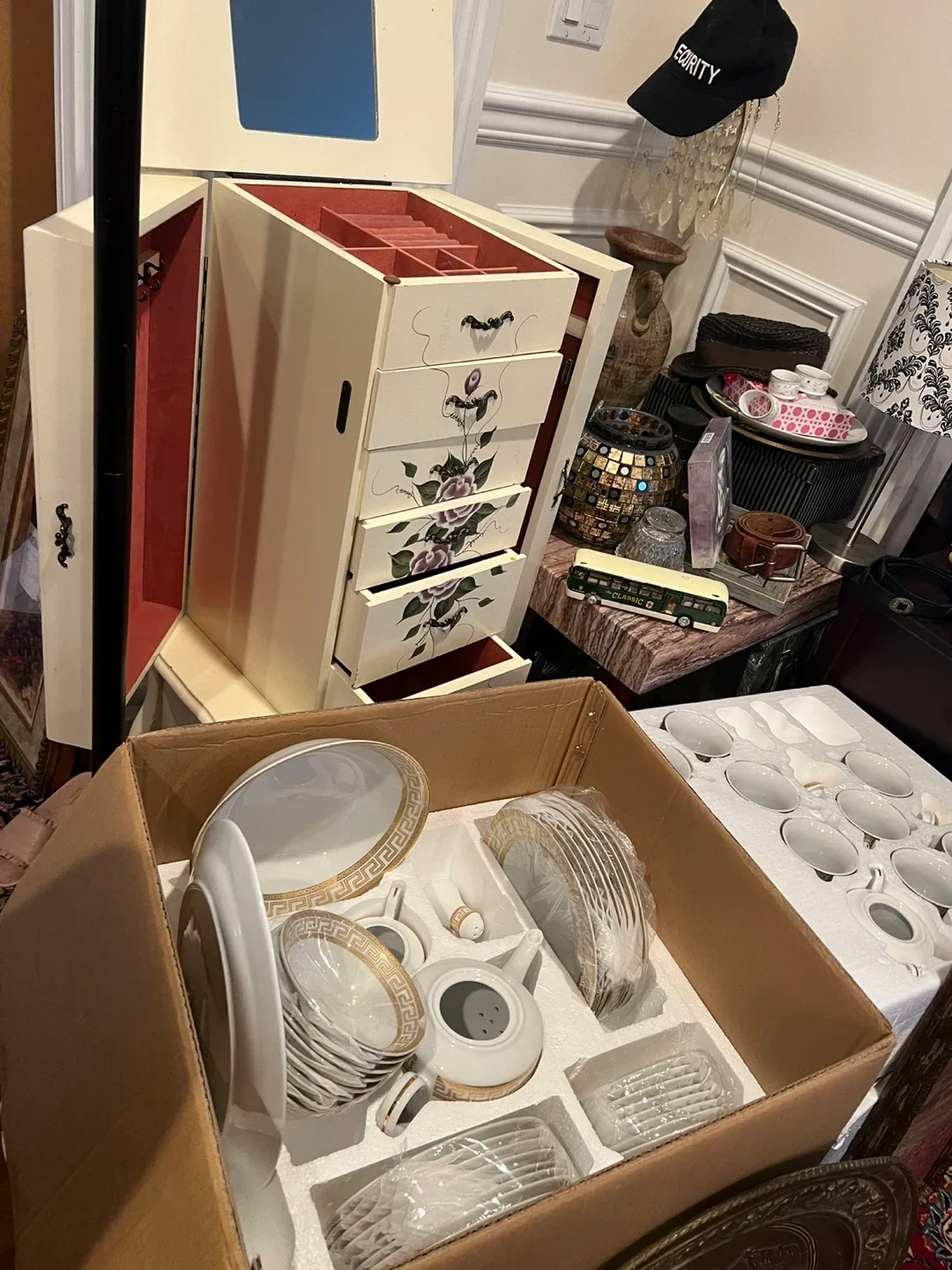 Assorted Home Decor Items image indicator(9)