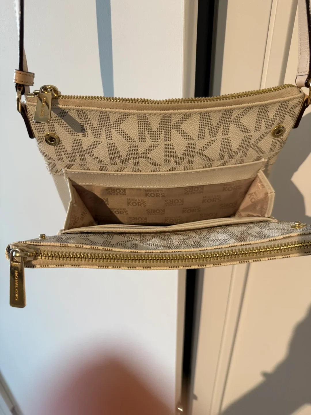 Michael Kors Crossbody Bag image indicator(2)