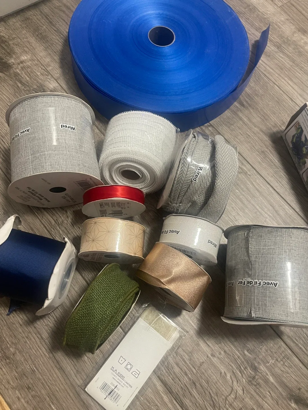 Bow Genius Decor with Ribbon Rolls image indicator(8)