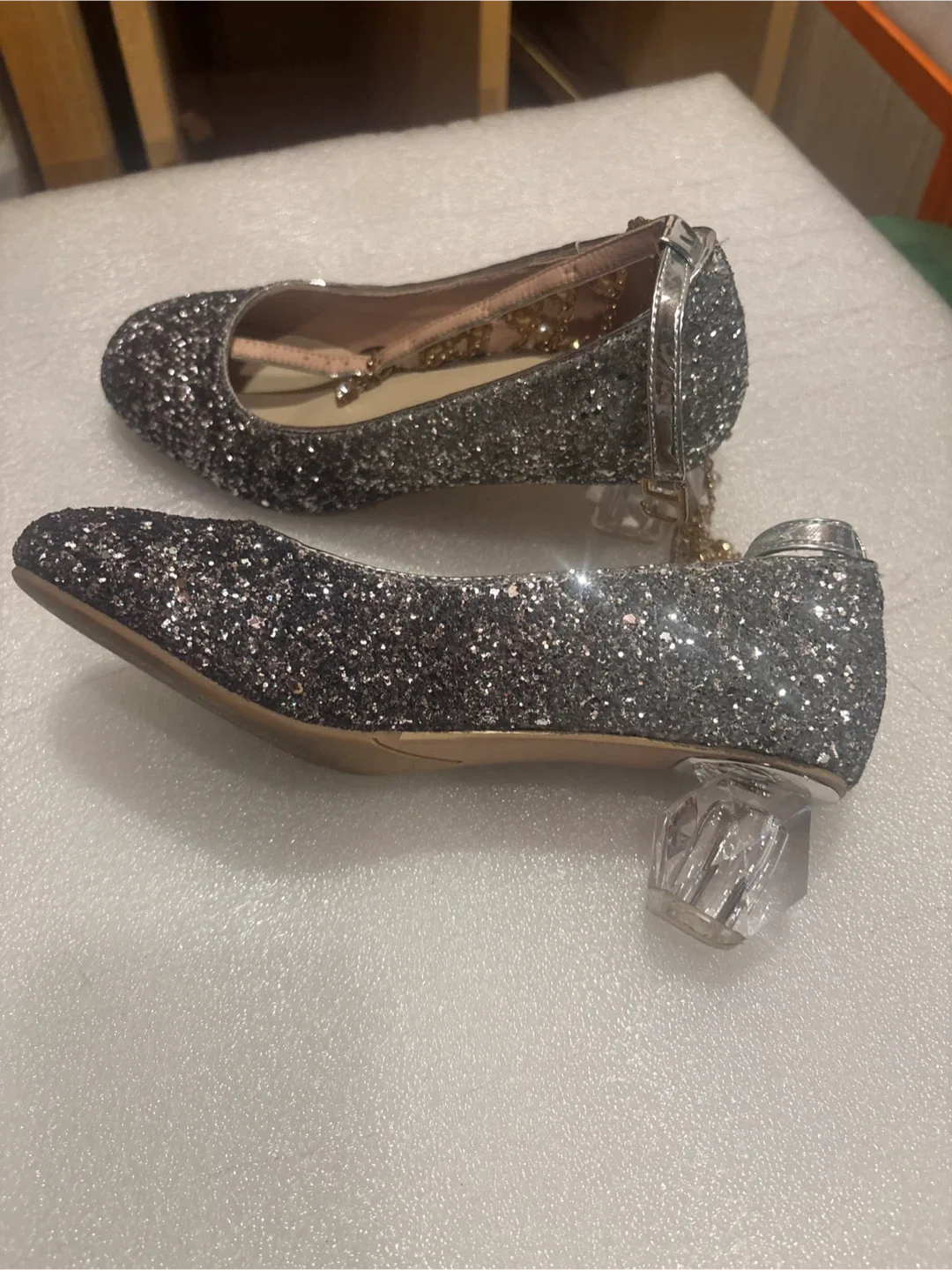 Assorted Women's Shoes image indicator(5)