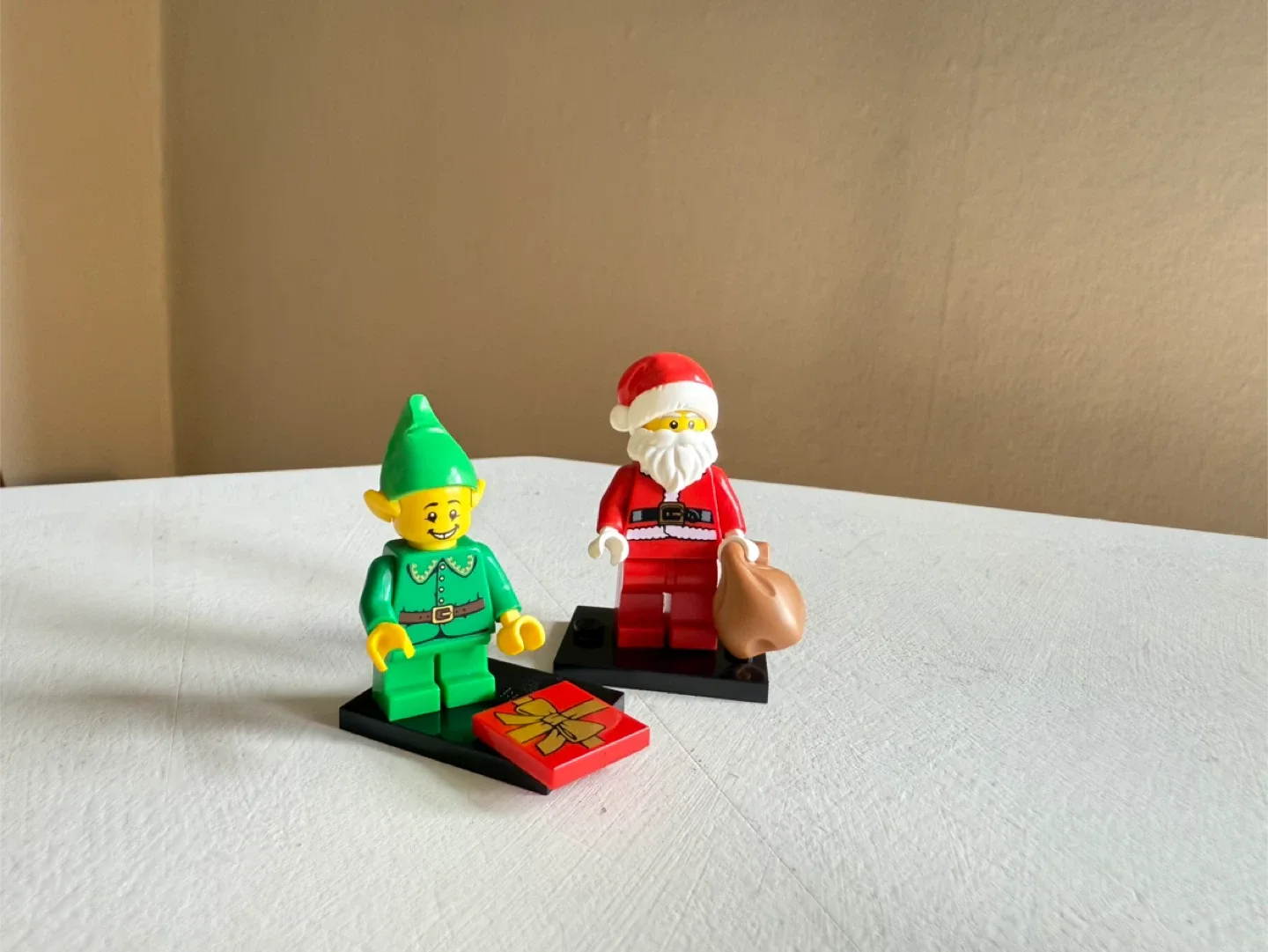 Lego Santa & Elf Figurines set image indicator(2)