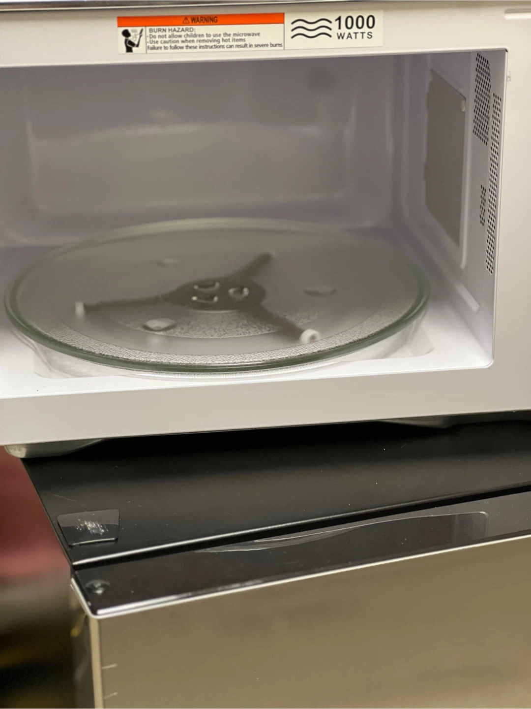 Black & Decker Microwave Oven - photo 2