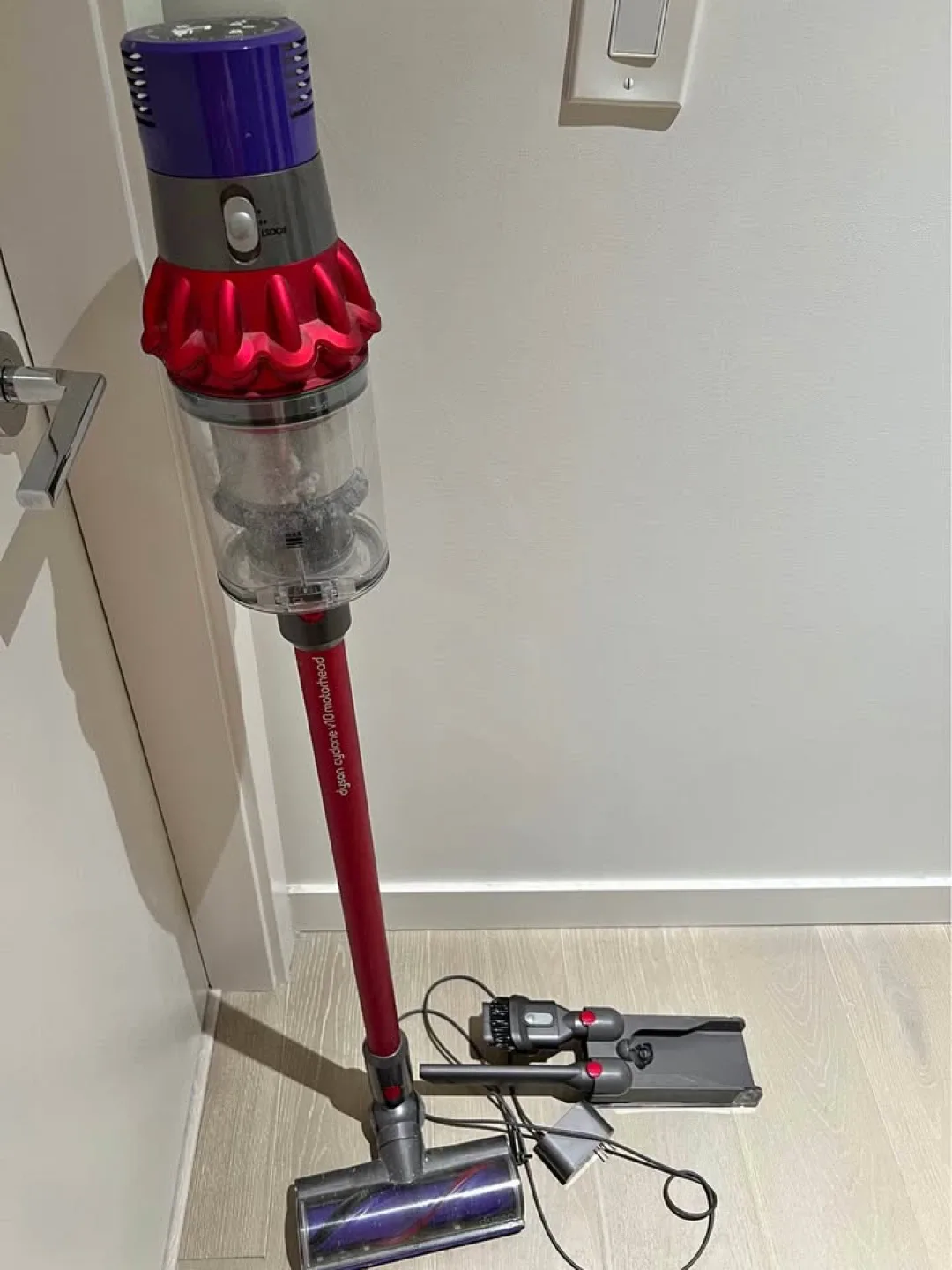 Dyson V10 & Accessories - Like New