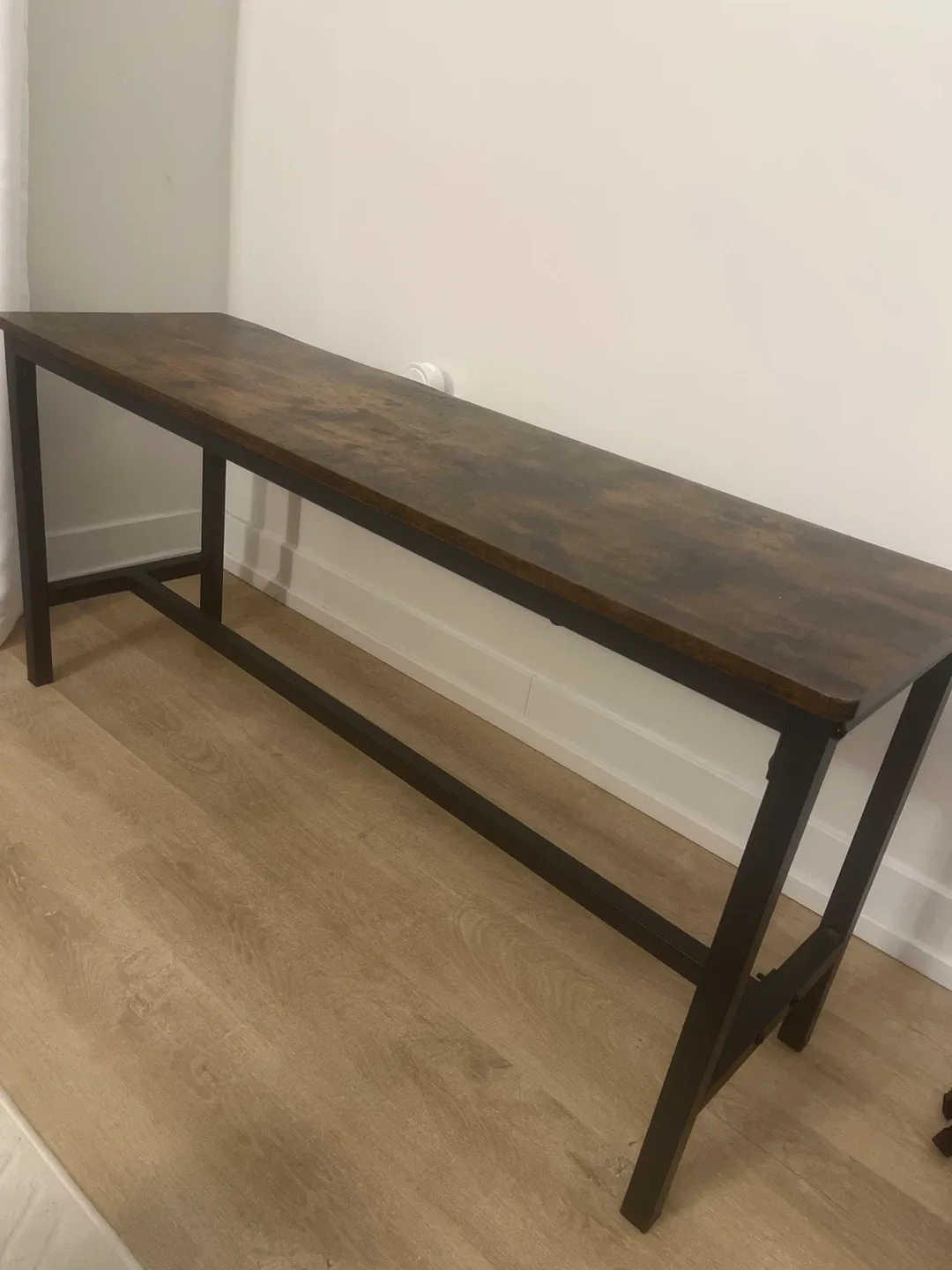 A dining bench that’s well taken care of