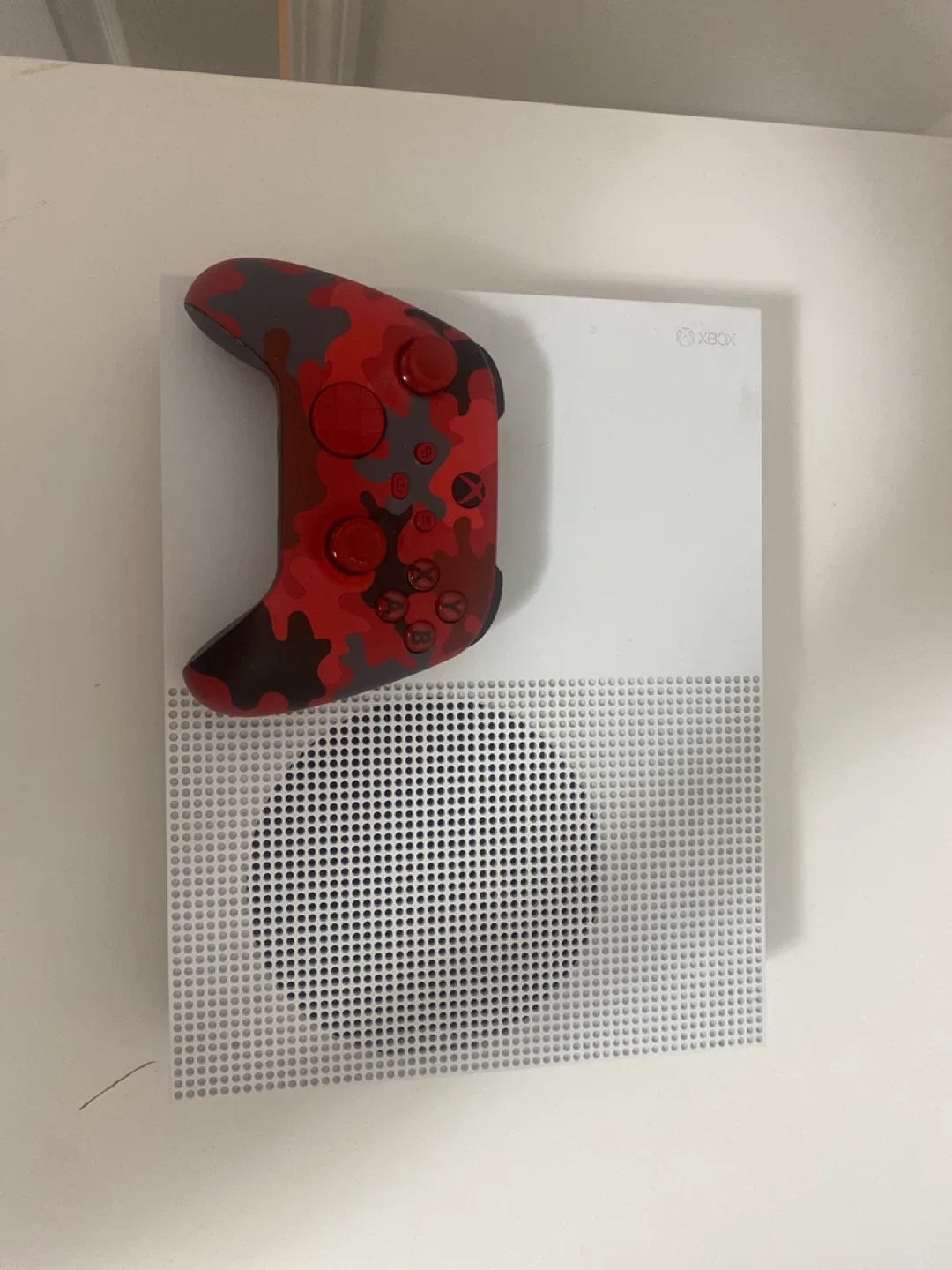 Xbox One S with games and controller image indicator(2)