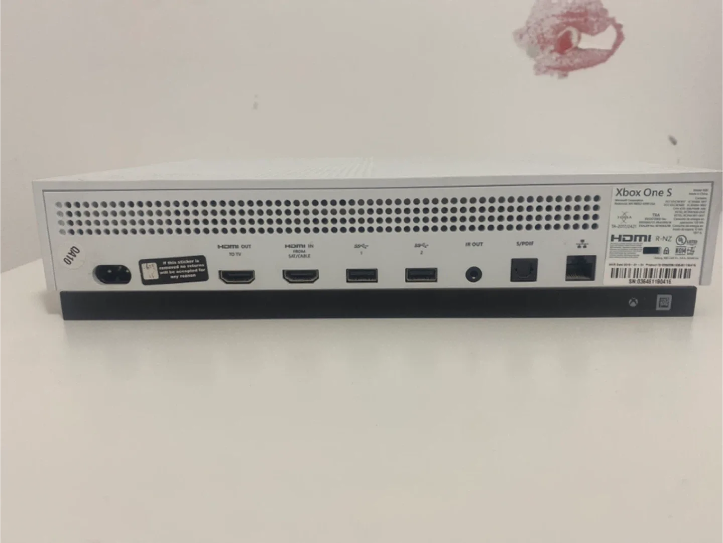 Xbox One S with games and controller image indicator(3)