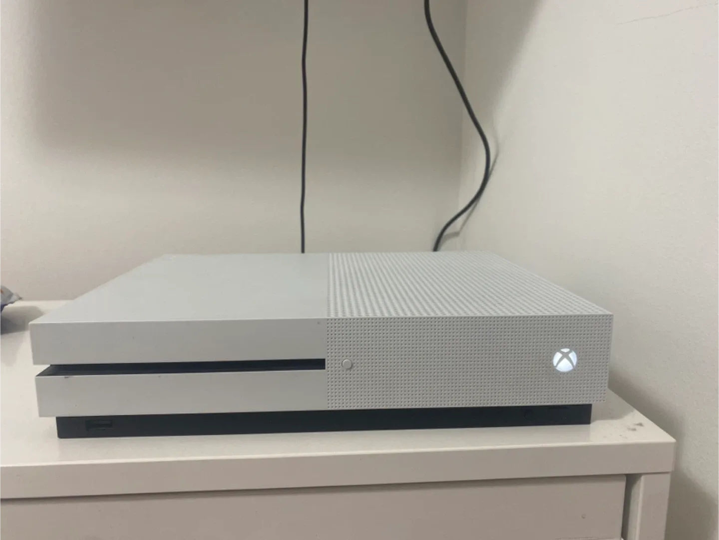 Xbox One S with games and controller image indicator(4)
