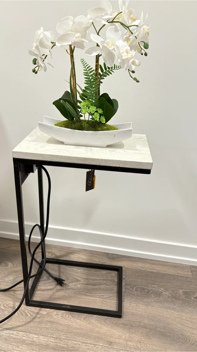 Plainoxl End Table with USB Ports