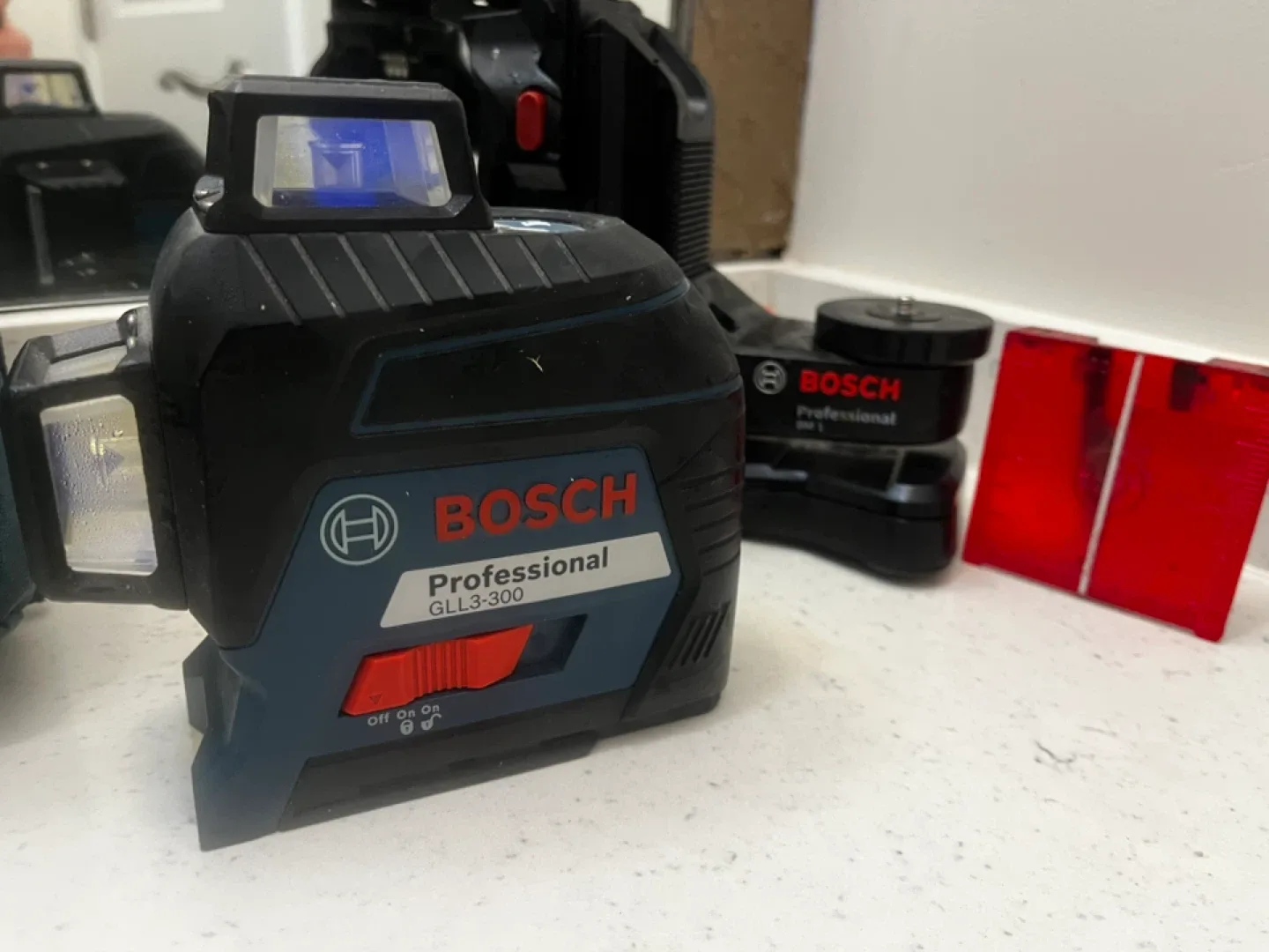 Bosch Professional GLL3-300 Laser Level image indicator(2)