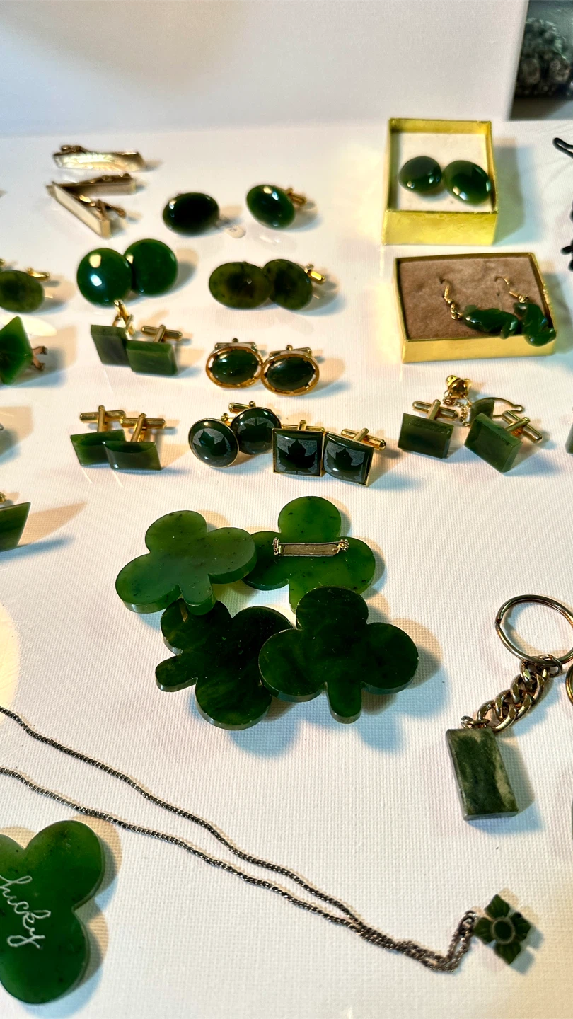 36 pcs of Vintage B.C. JADE Jewellery Lot SALE - photo 2