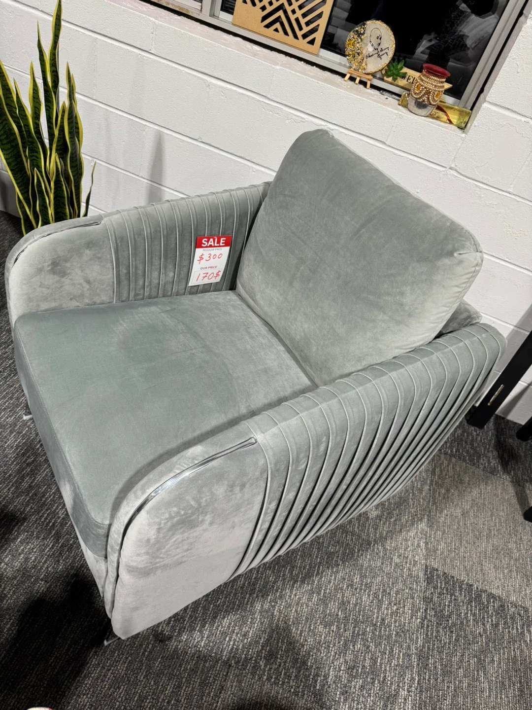 Accent chair Brand New image indicator(4)