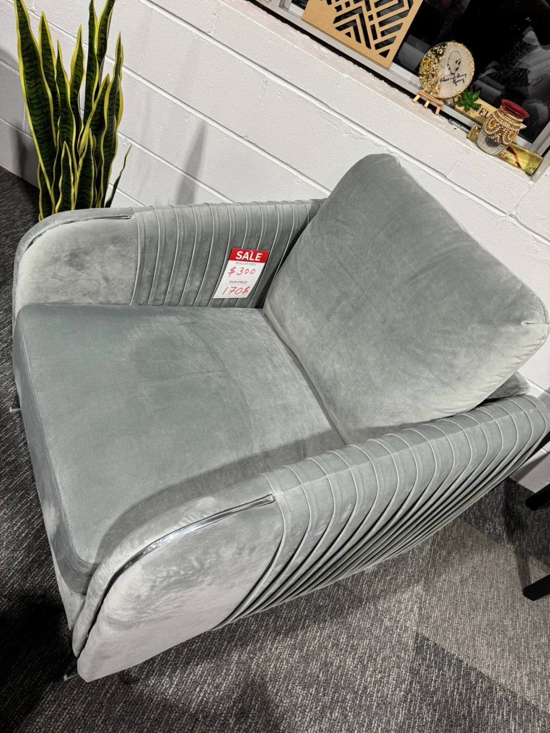 Accent chair Brand New image indicator(2)