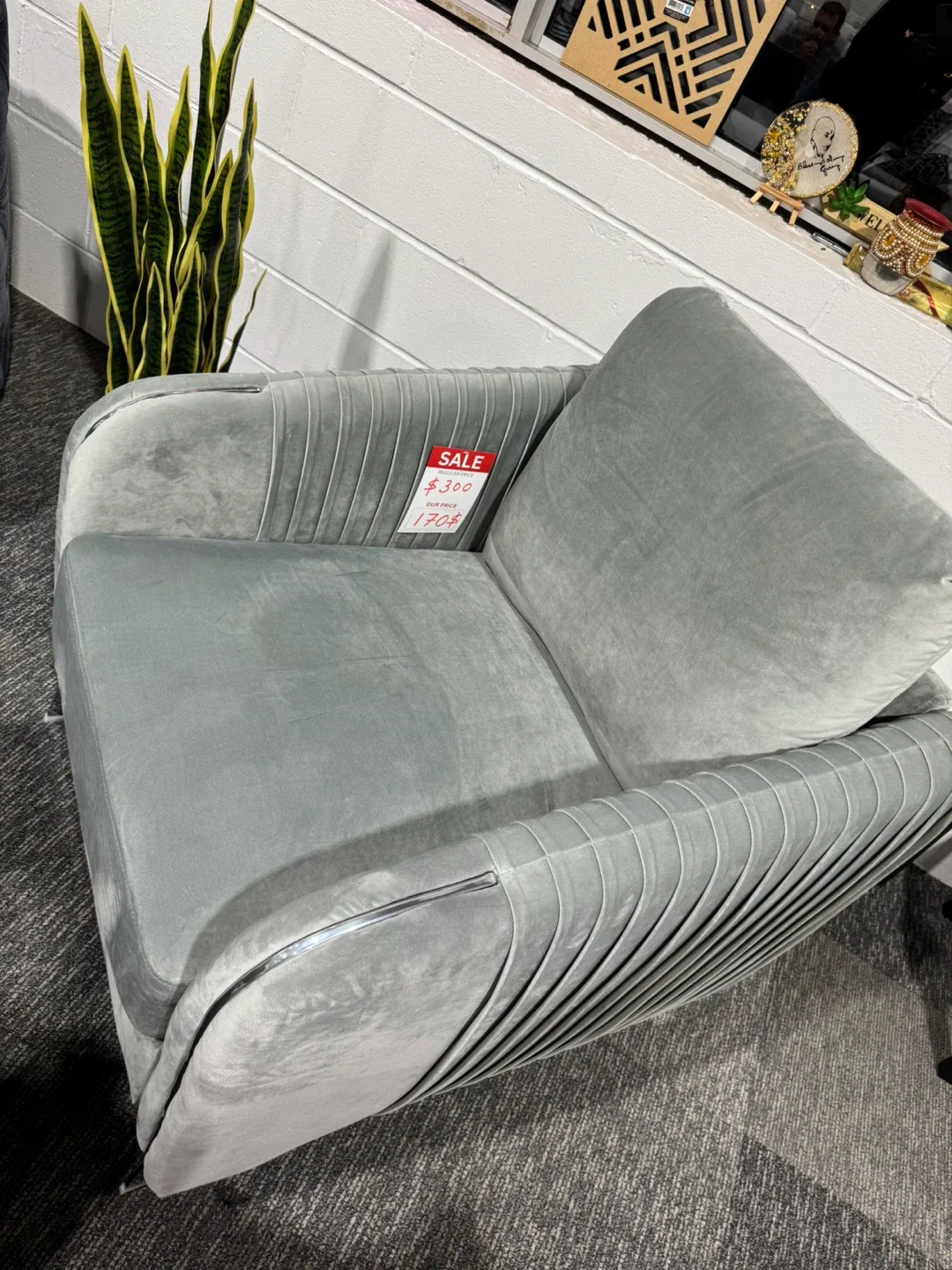 Accent chair Brand New image indicator(3)