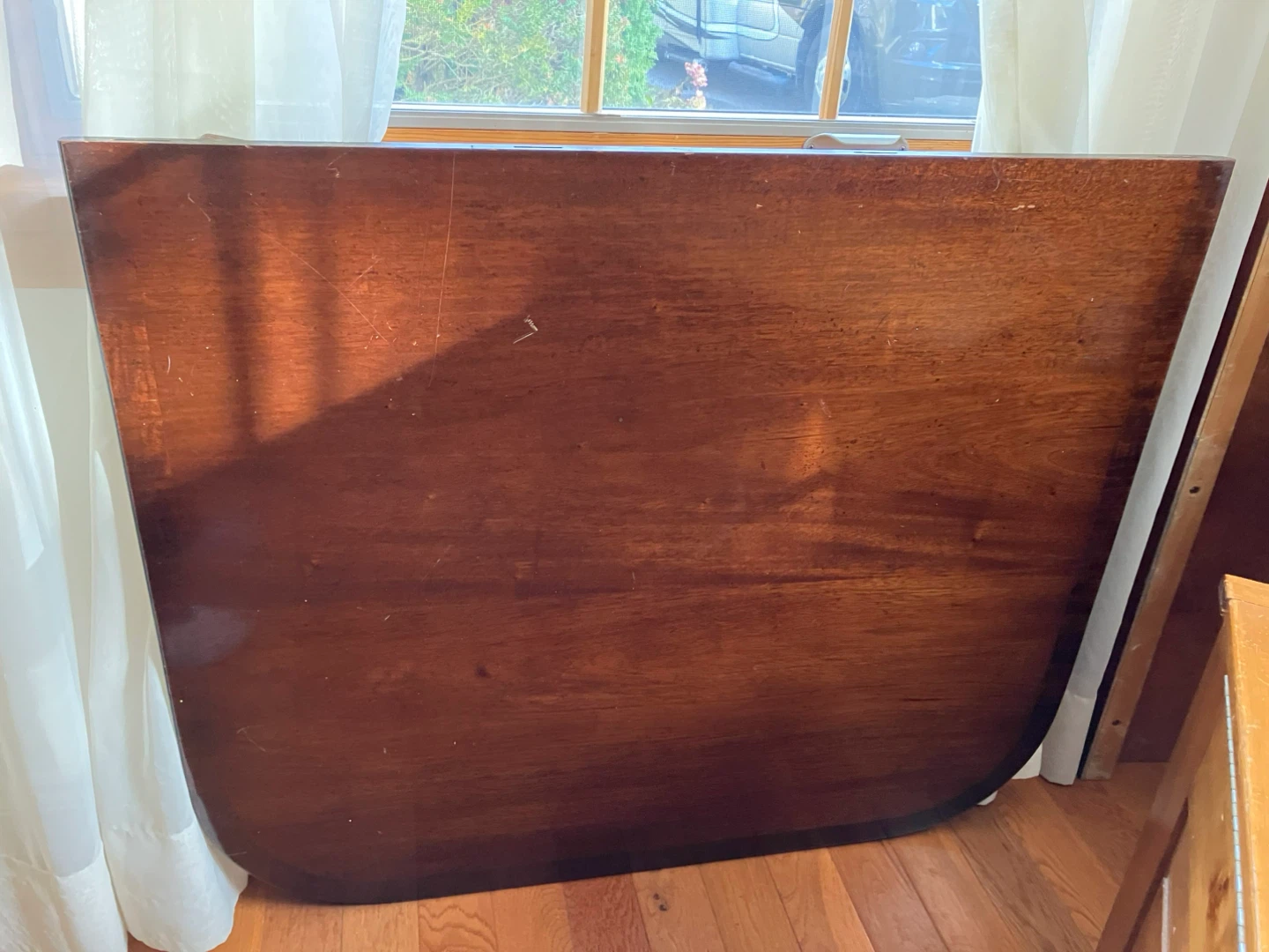 Free dining table