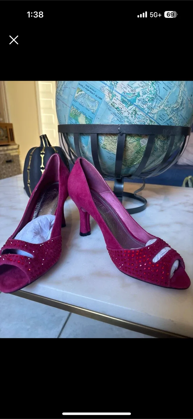 Free Pink suede heels
