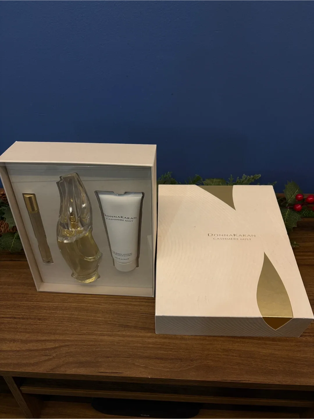 Donna Karan Cashmere Mist Gift Set image indicator(3)