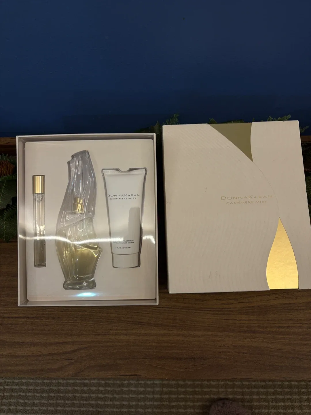 Donna Karan Cashmere Mist Gift Set image indicator(2)