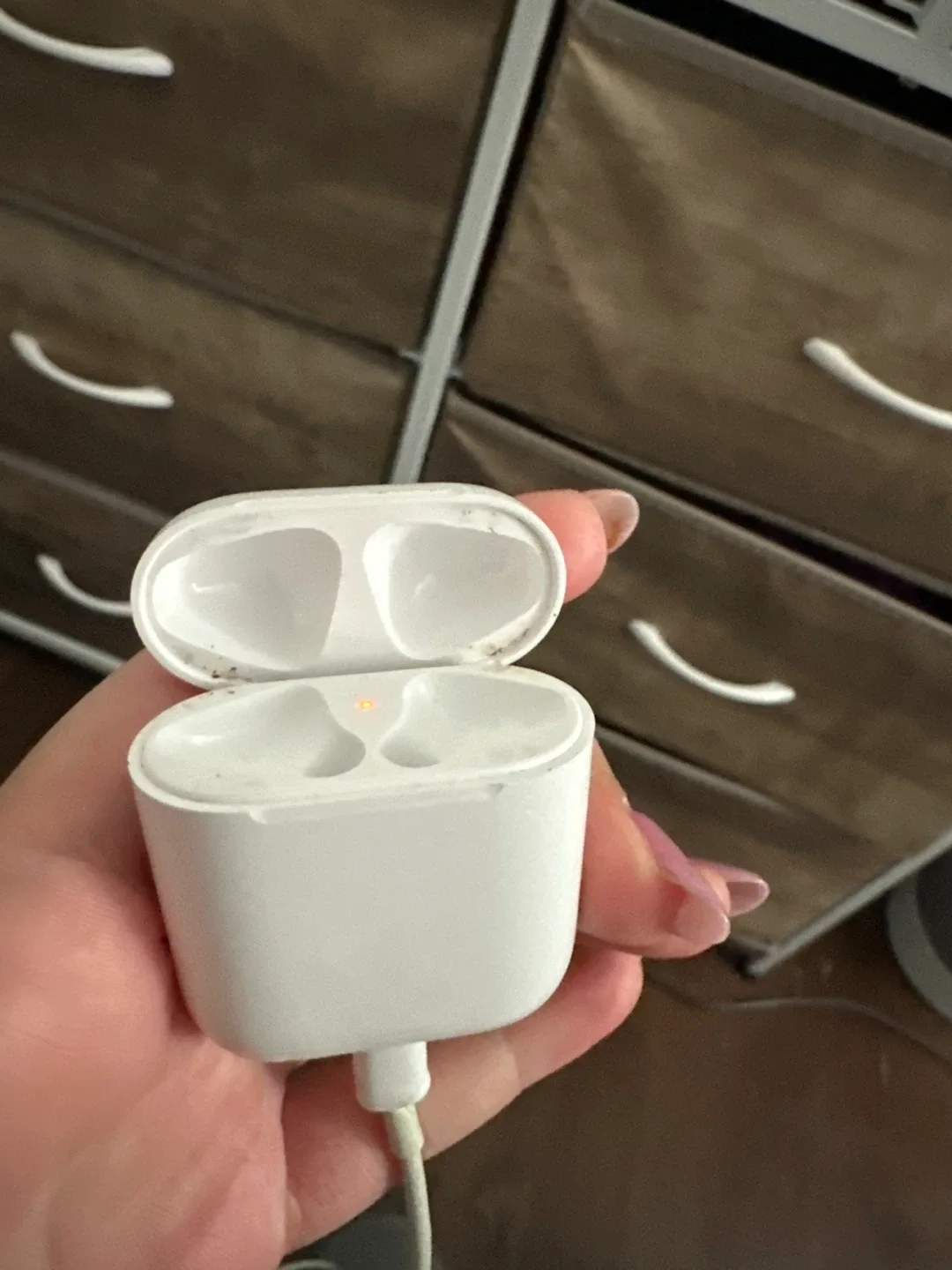 Apple AirPods Case image indicator(2)