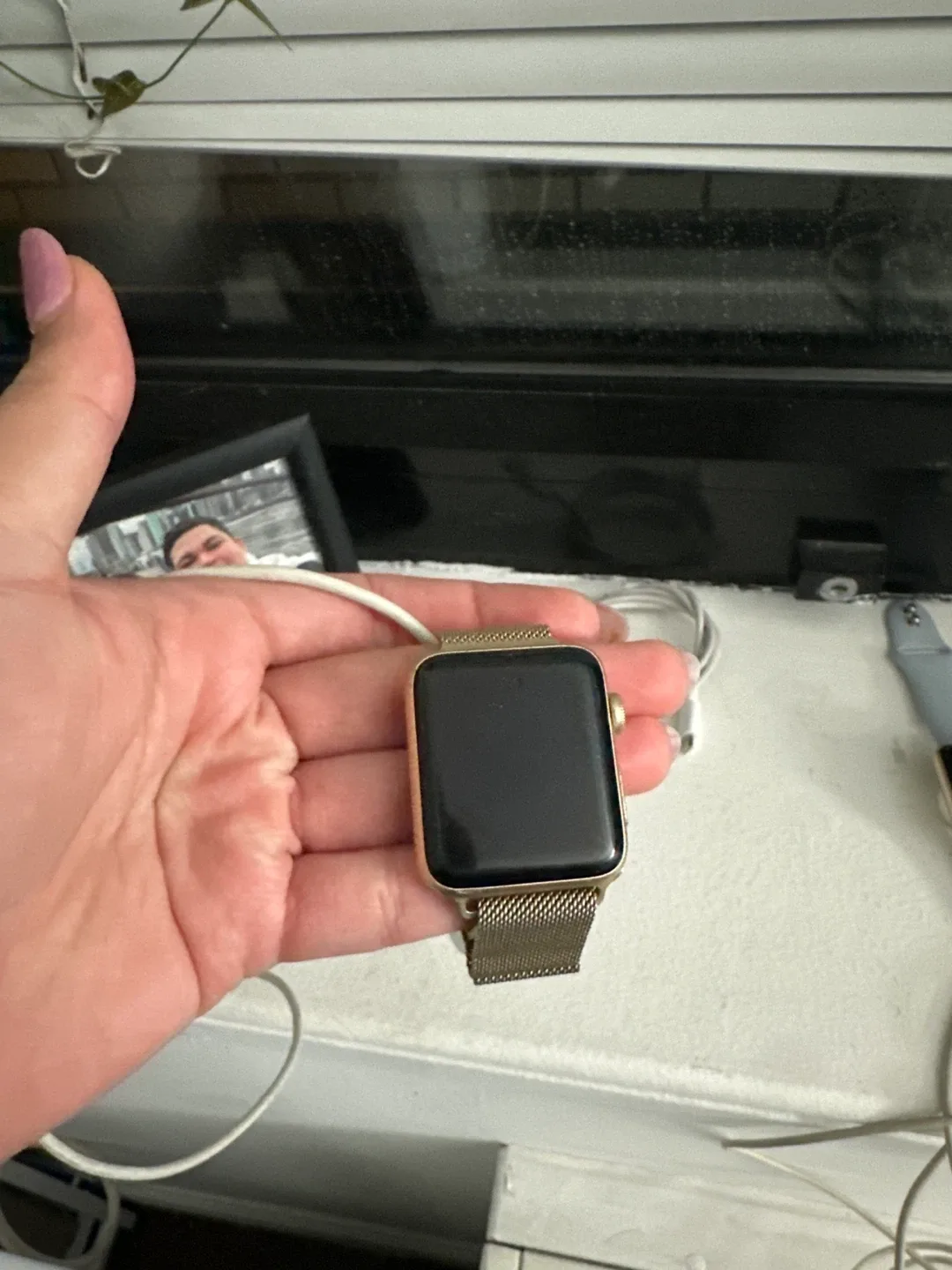 Gold Apple Watch image indicator(2)