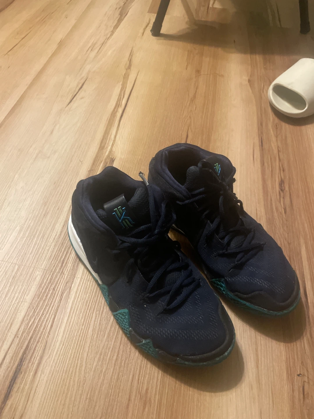 Nike Kyrie 4 Basketball Shoes - Size 6.5Y - photo 2