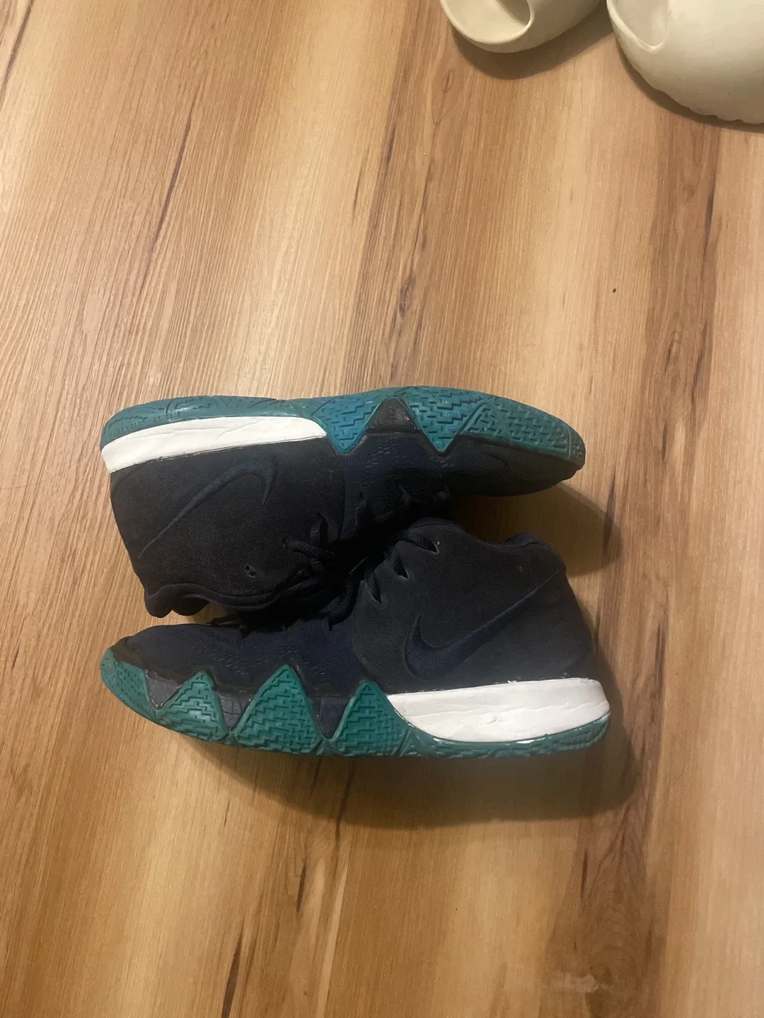 Nike Kyrie 4 Basketball Shoes - Size 6.5Y