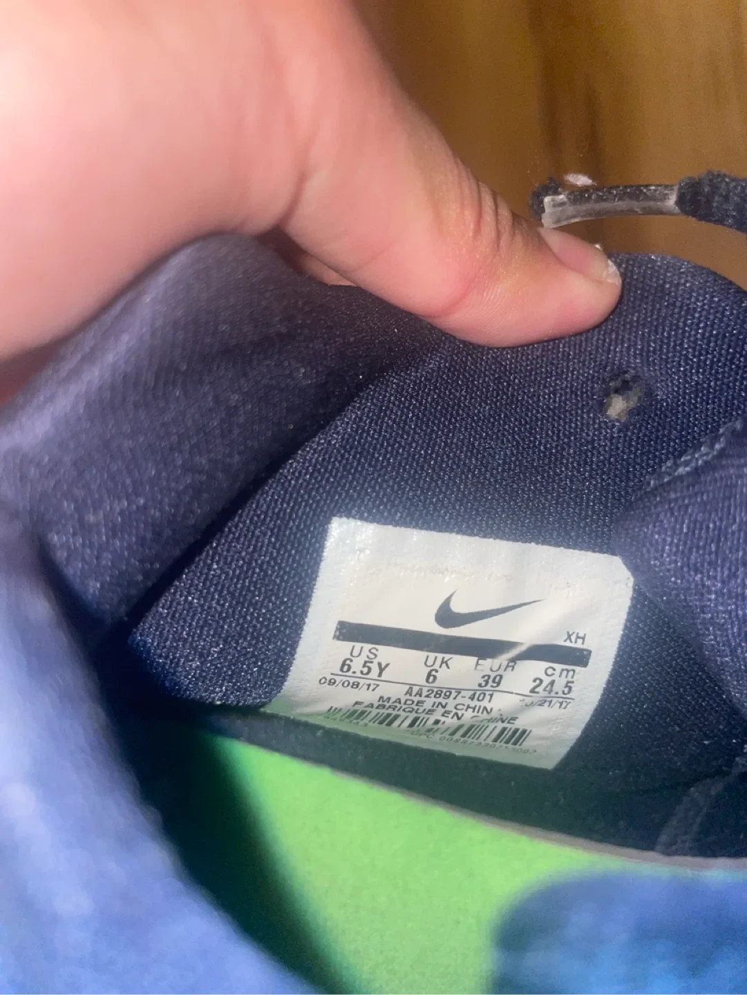 Nike Kyrie 4 Basketball Shoes - Size 6.5Y image indicator(3)