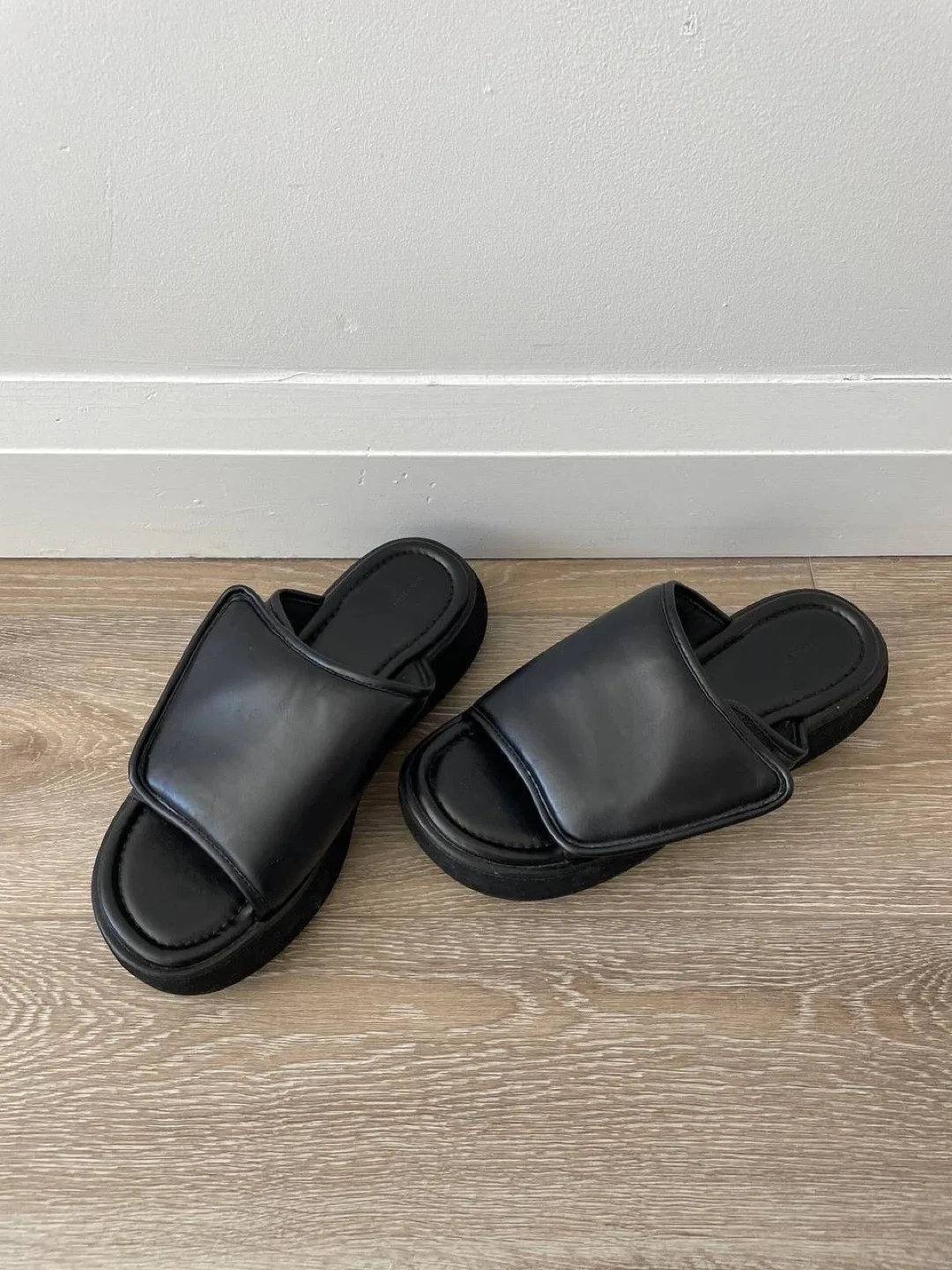 OAK + FORT Black Leather Platform Slides - Size 9 image indicator(4)