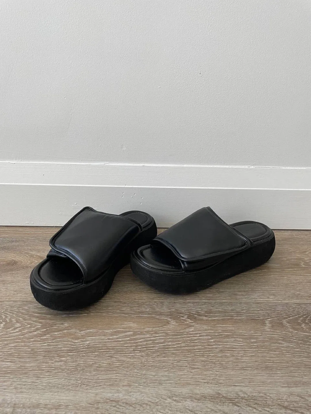 OAK + FORT Black Leather Platform Slides - Size 9 image indicator(5)