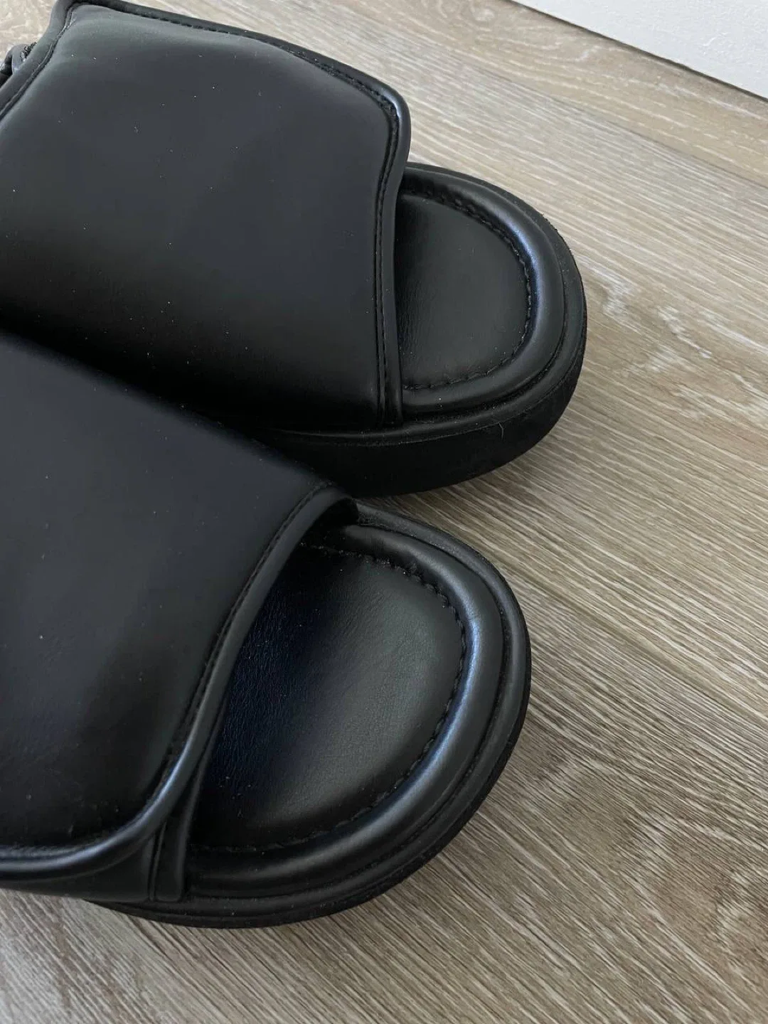 OAK + FORT Black Leather Platform Slides - Size 9 image indicator(7)