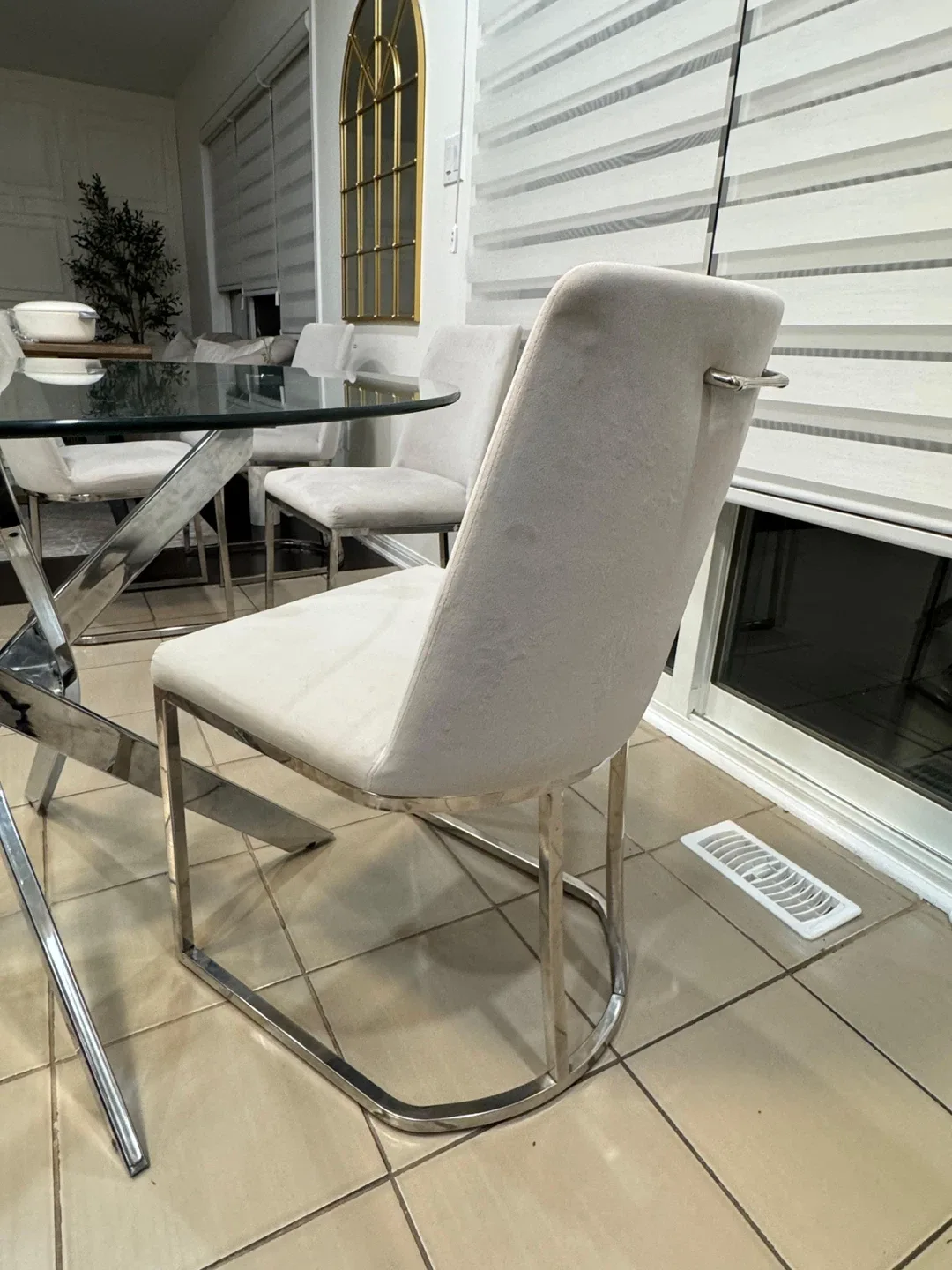 Glass Round Dining Table with 4 Chairs image indicator(7)