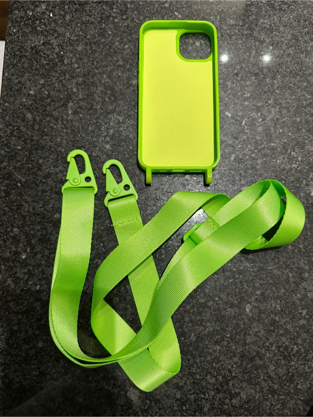 🆓iPhone 14 case with strap 📱