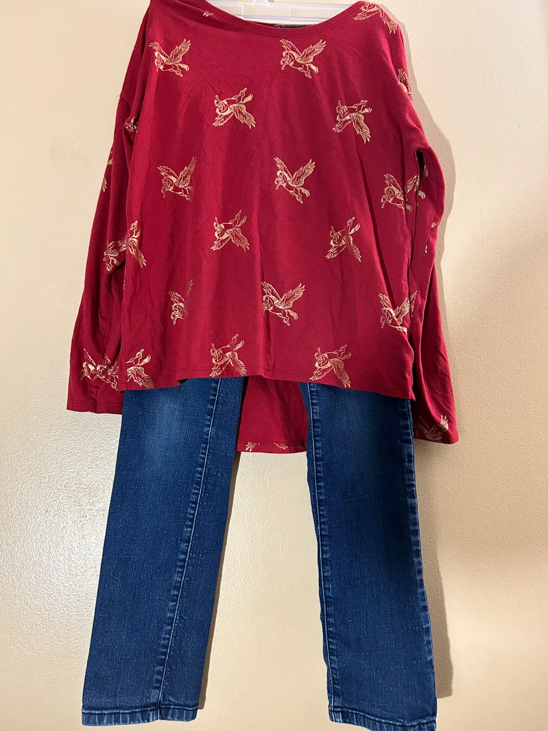 Parasuco girl blue jeans girls & red top with gold Pegasus