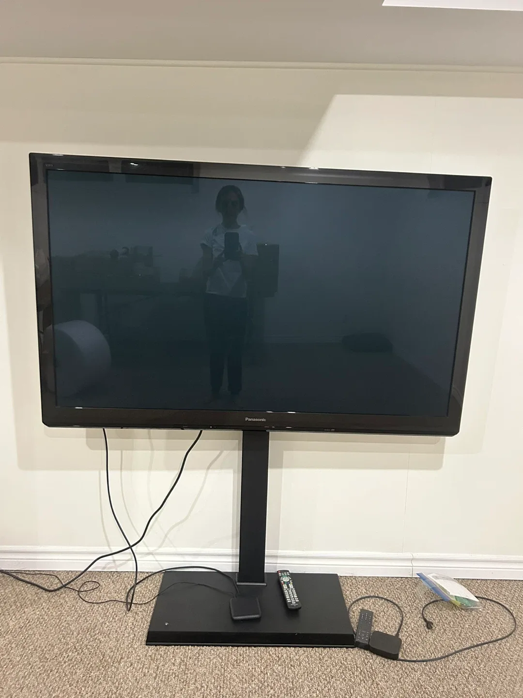 Panasonic TV with Fitueyes Stand image indicator(2)
