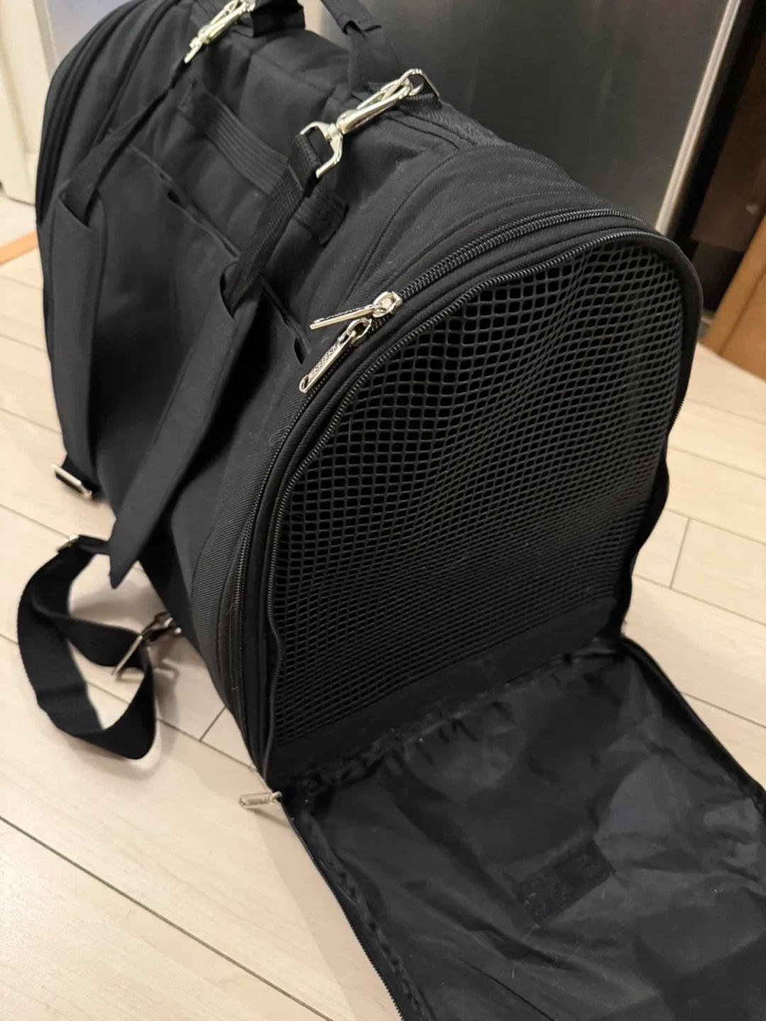 Black Pet Carrier image indicator(7)