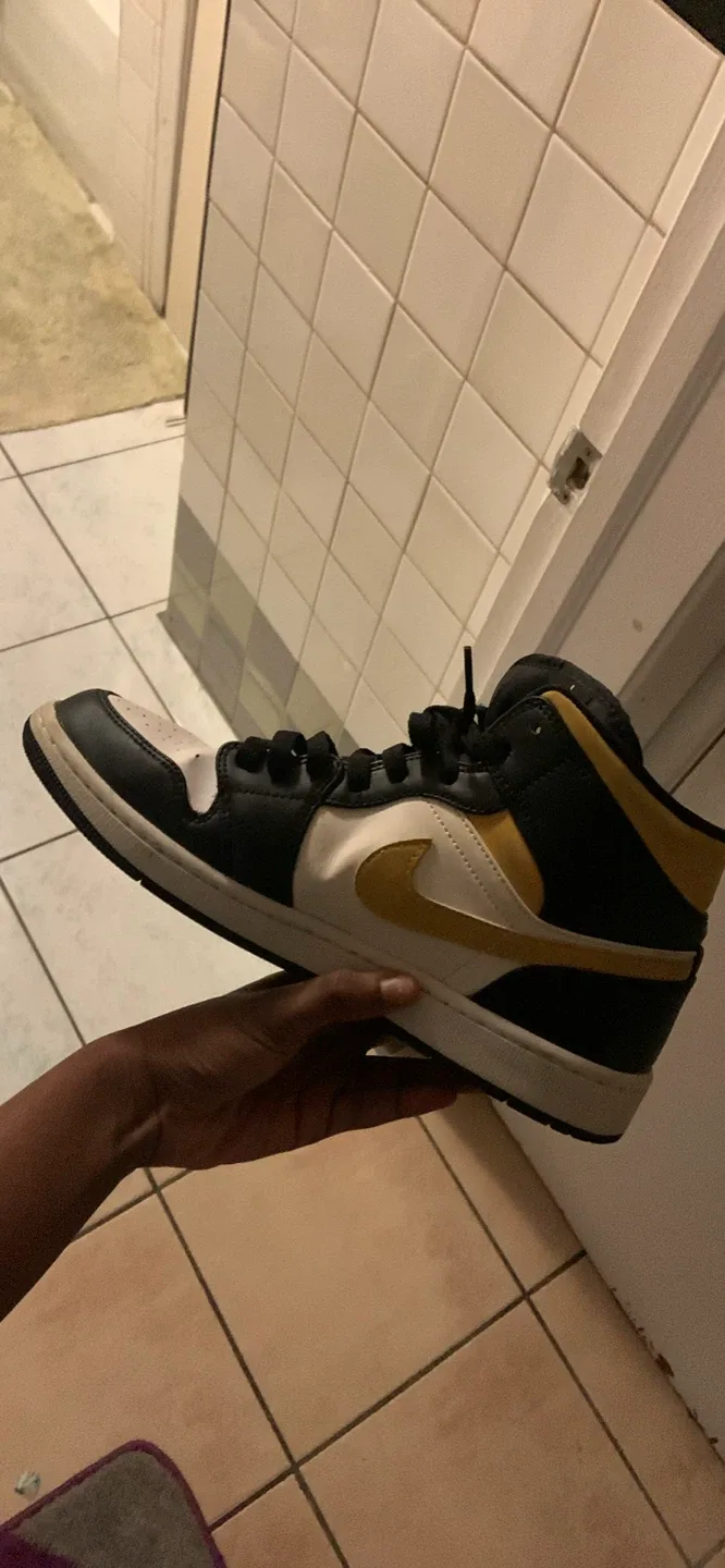 Air Jordan 1 Mid Black/Gold image indicator(4)