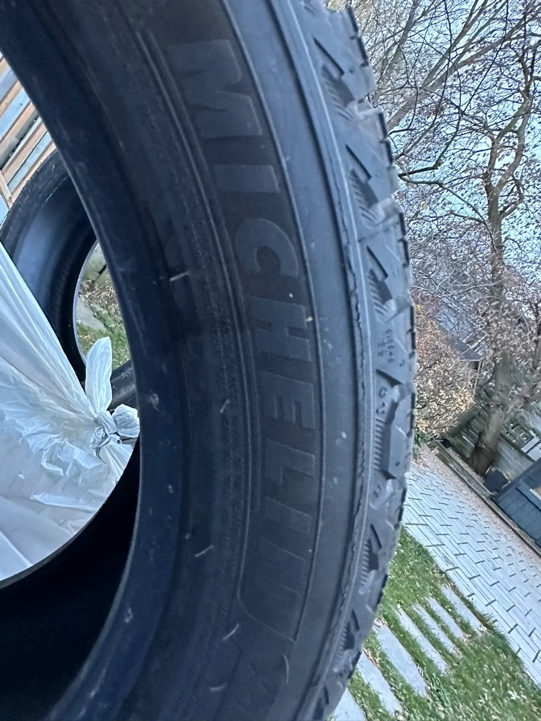 Michelin X-Ice Snow SUV Tires 235/45R20 image indicator(2)