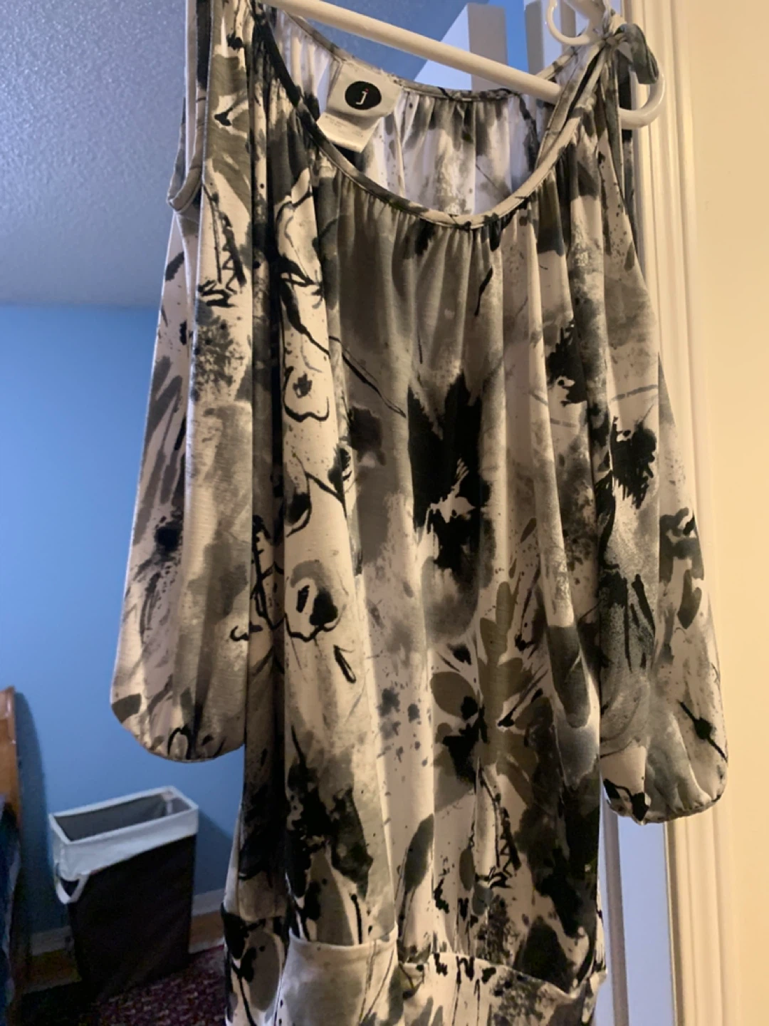 J Gray & White Floral Blouse