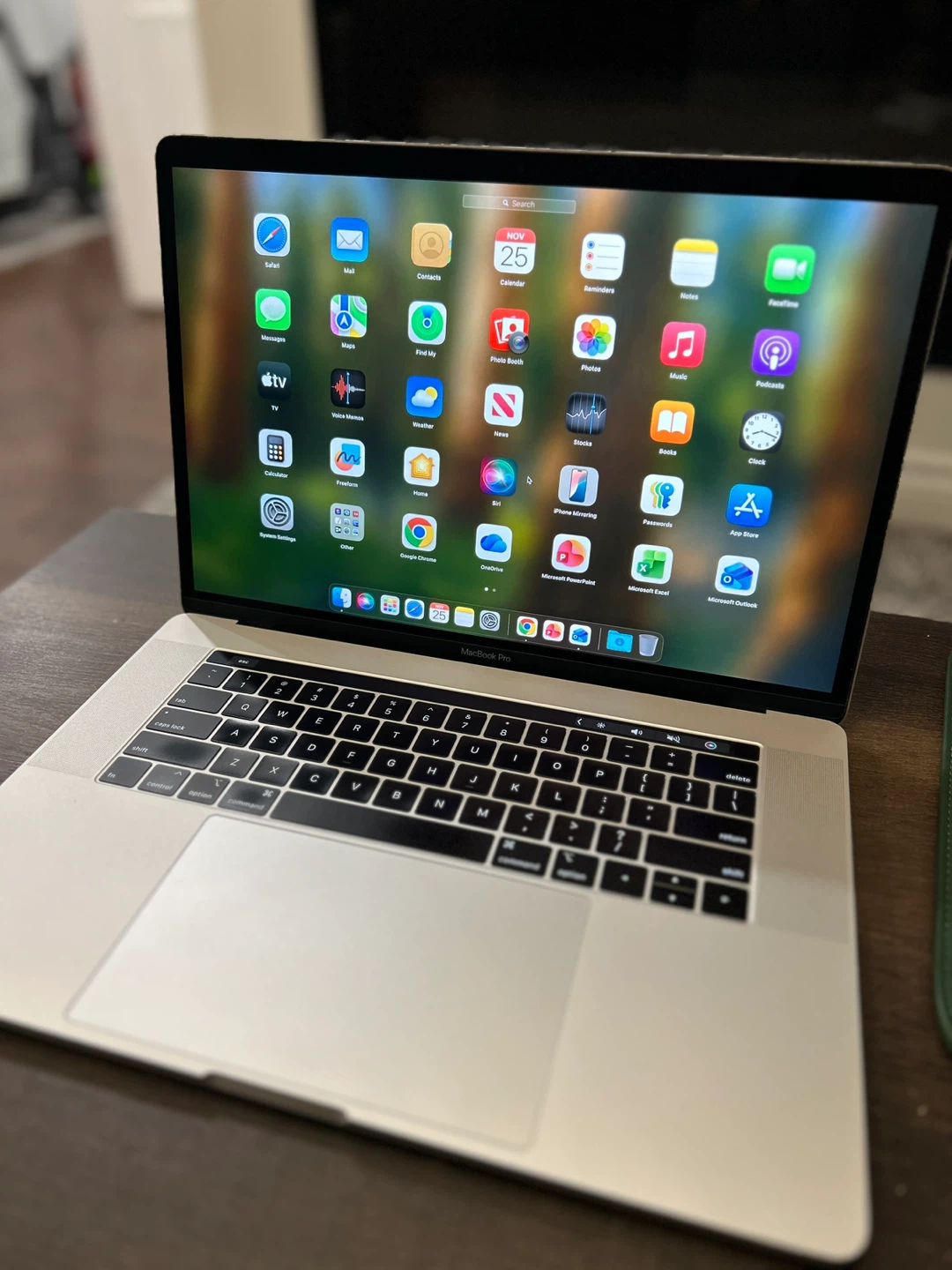 MacBook Pro 2018 15.6” (SELL/TRADE)