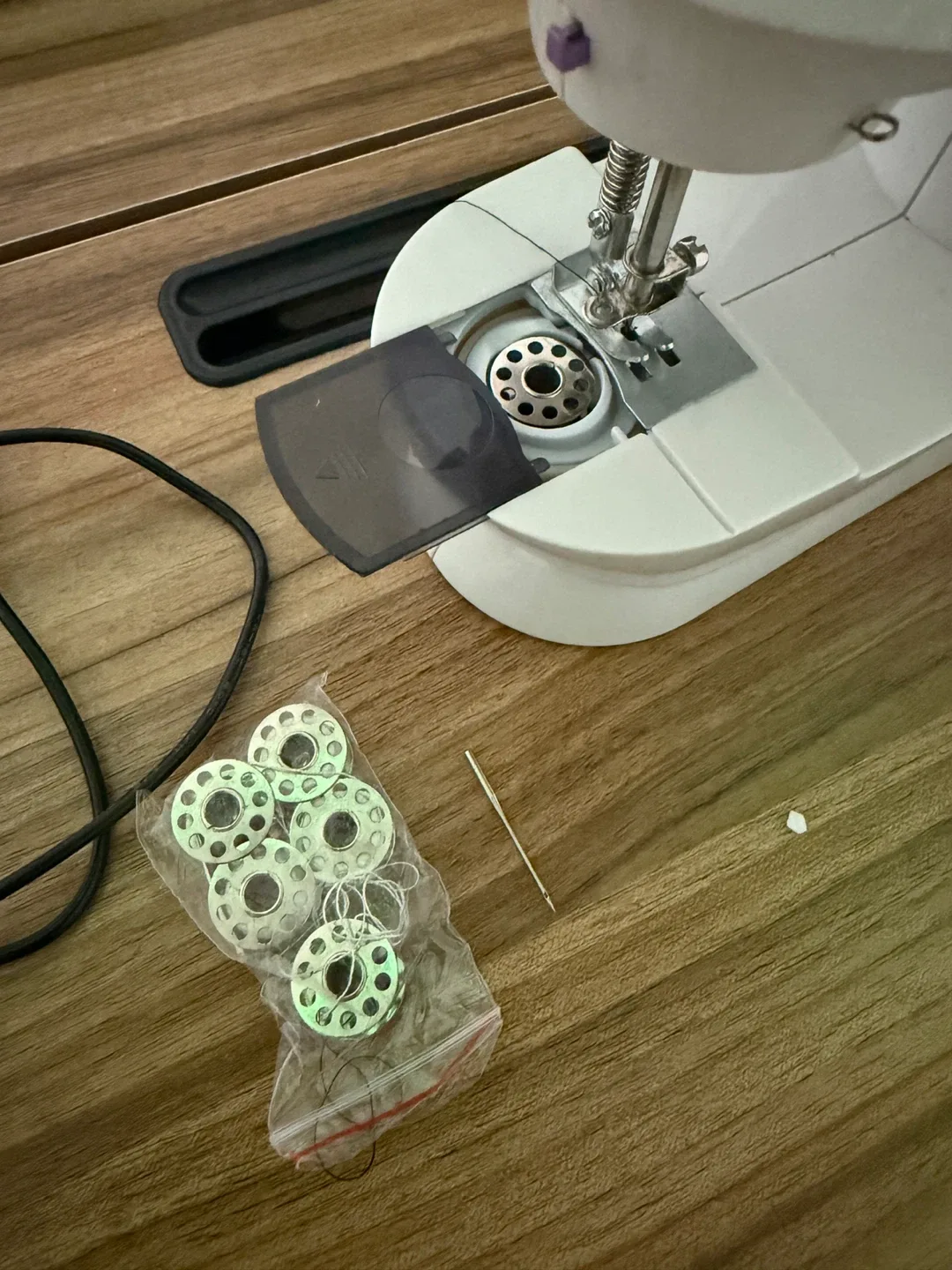 Mini Sewing Machine with Accessories image indicator(3)