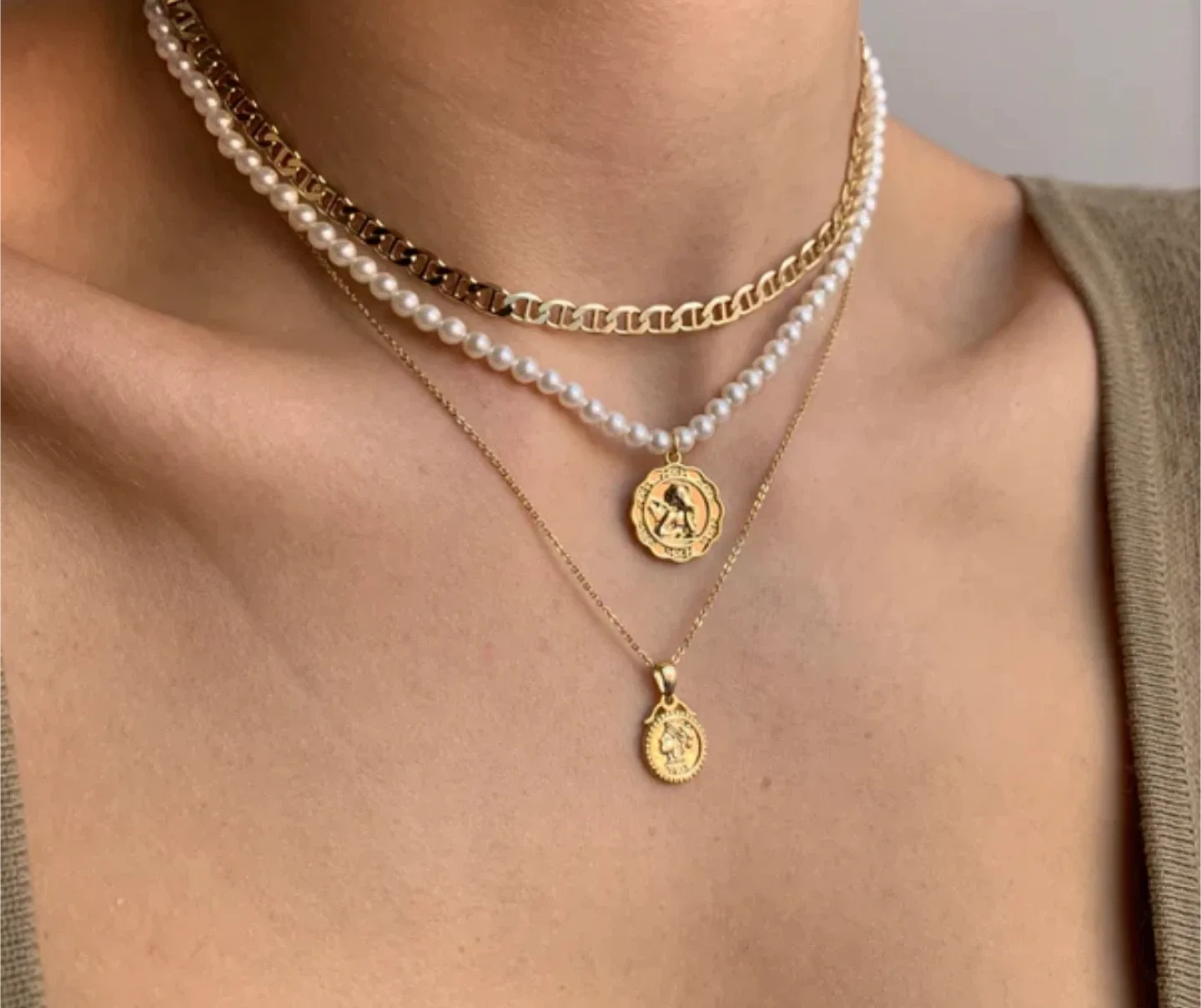 Gold Vintage Pendant necklace image indicator(2)