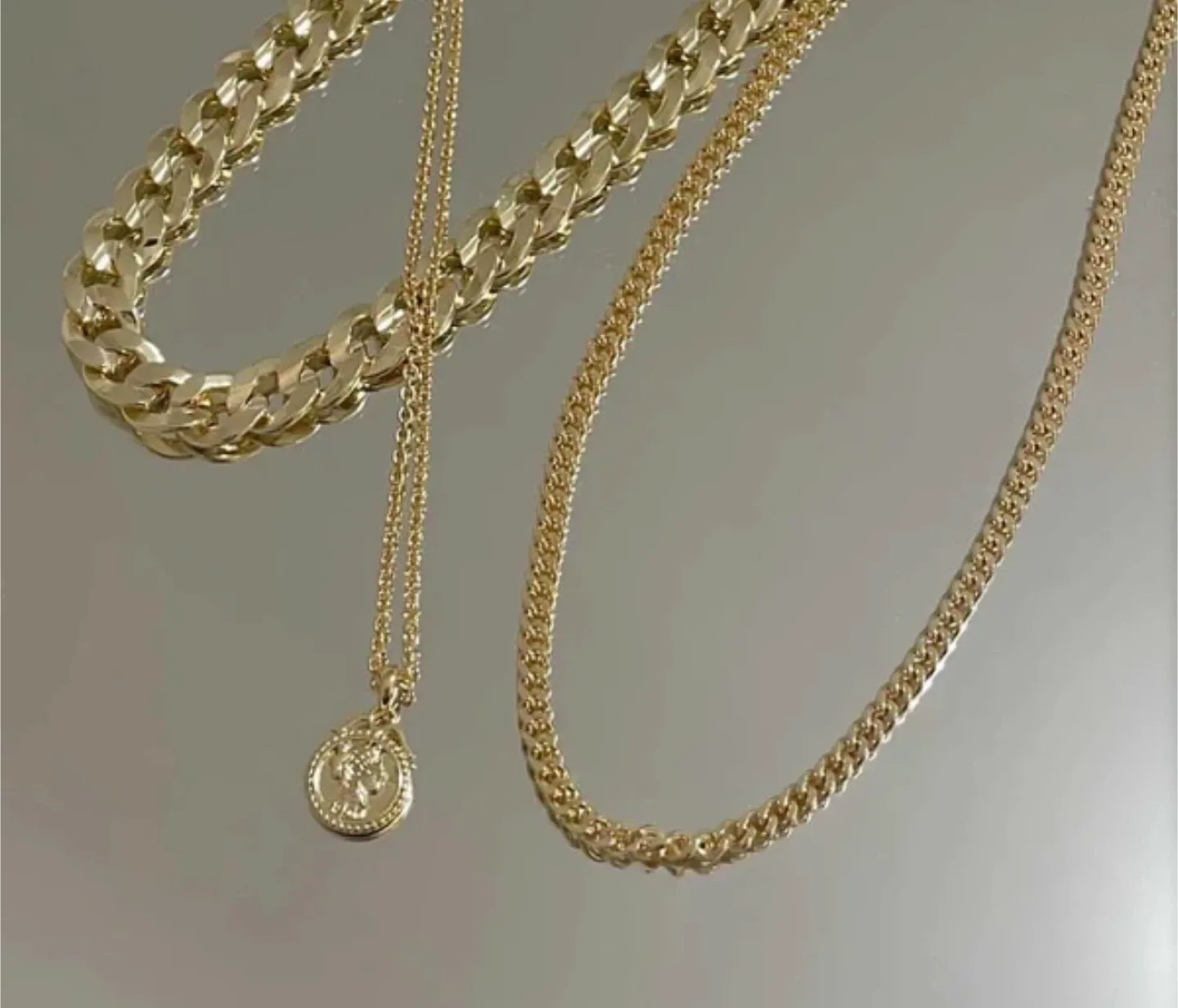 Gold Vintage Pendant necklace image indicator(3)