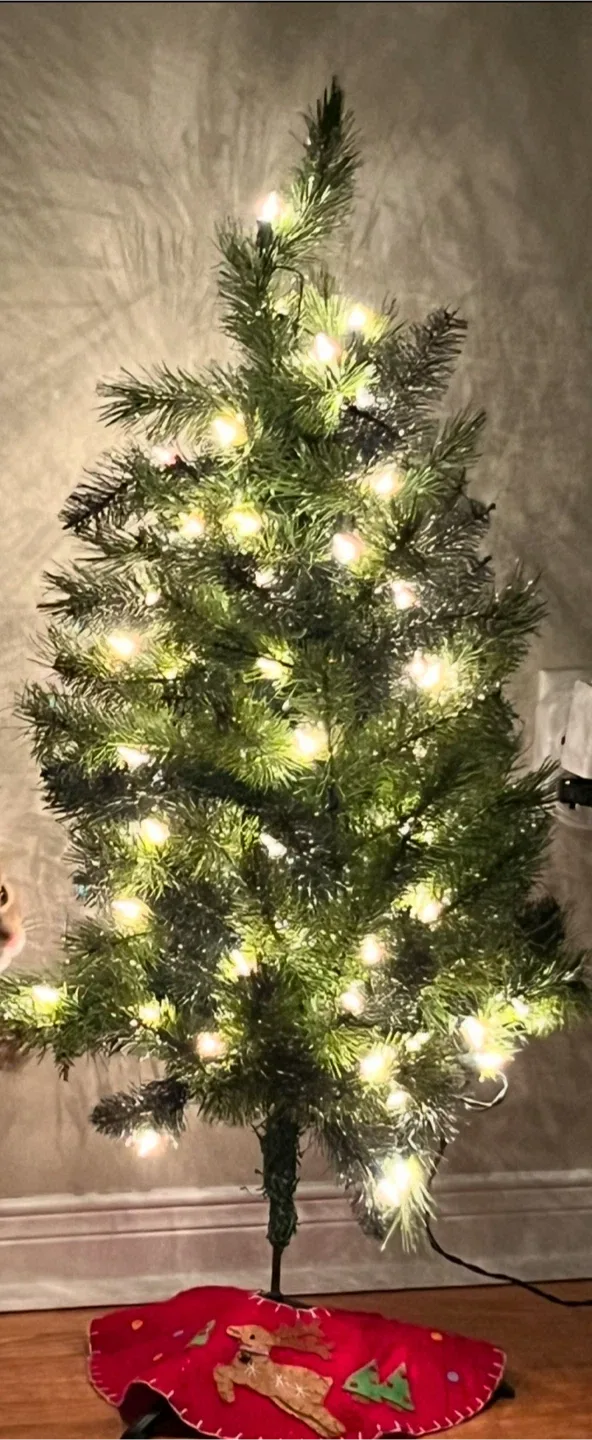 Avenue Noel Pre-lit Asheville Pine Tree - 3ft image indicator(2)