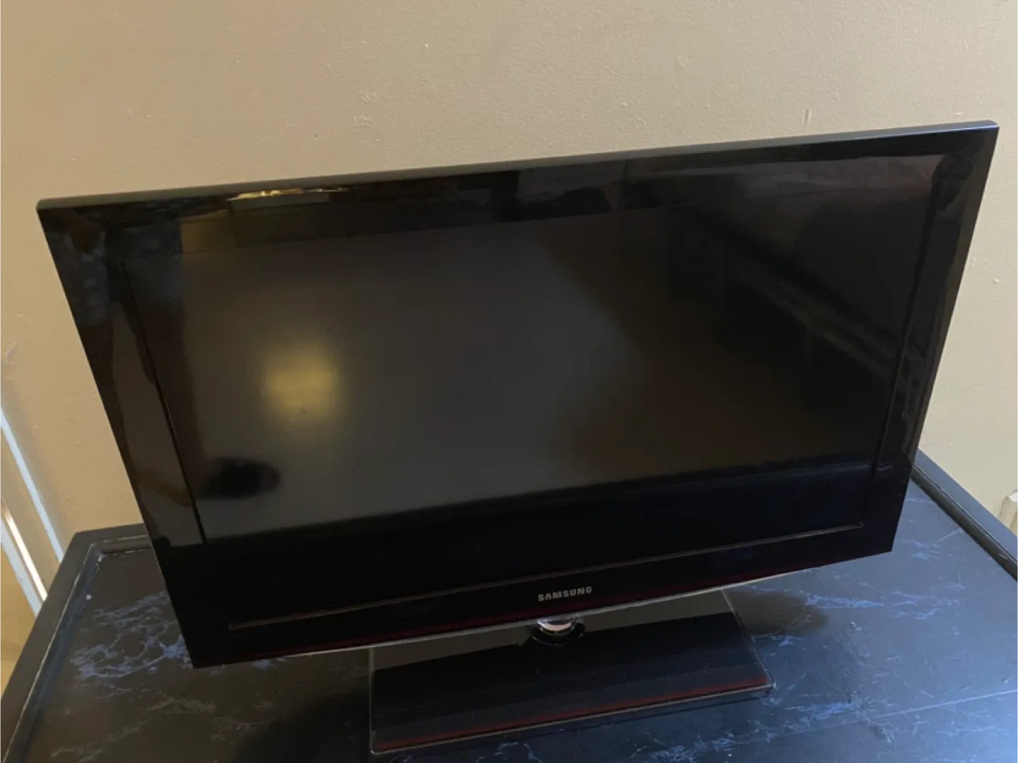 “32Inch” Samsung High Definition LCD TV -Large Scratch