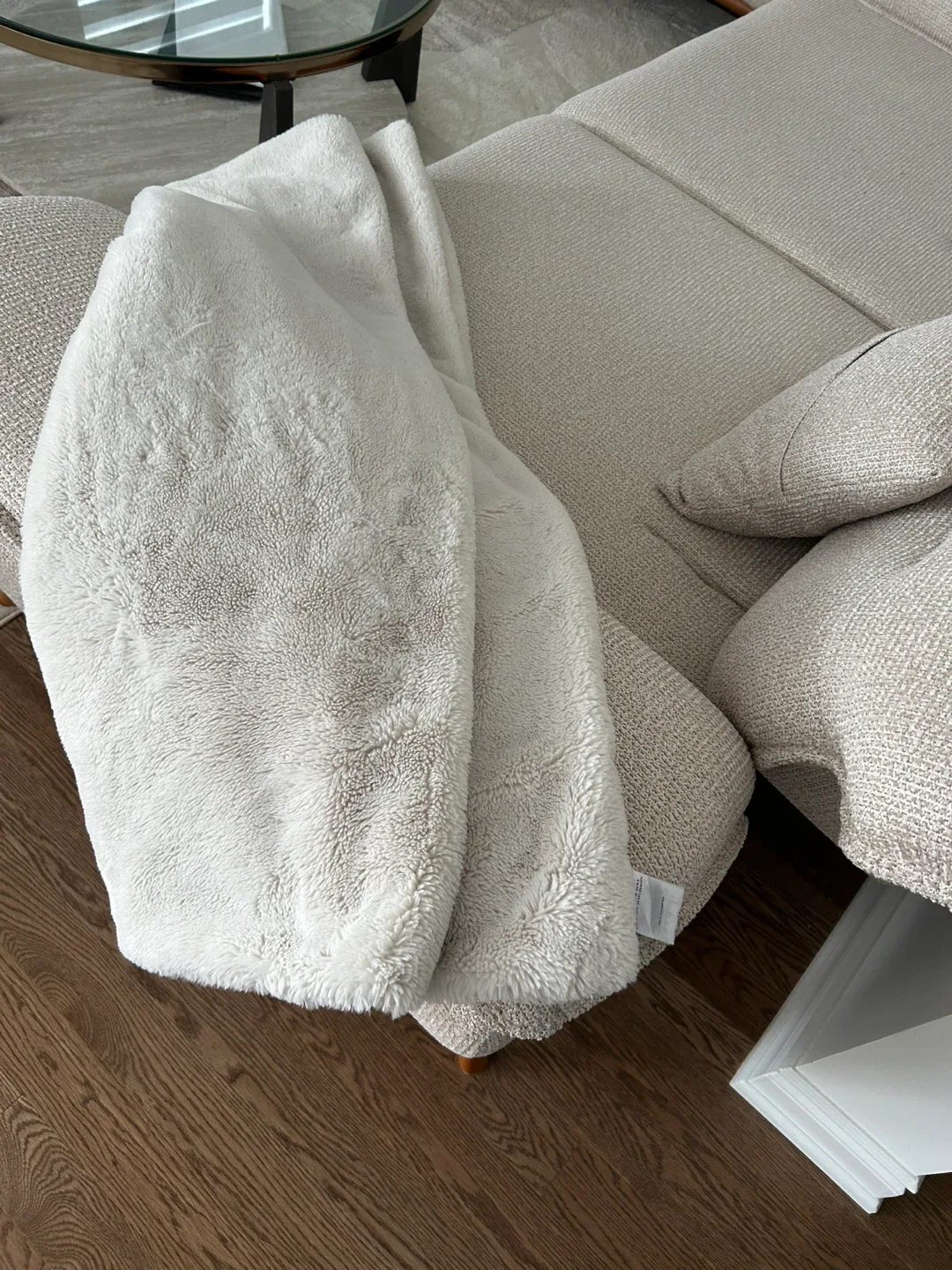 Hudson's Bay Throw Blanket - 100% Polyester image indicator(3)