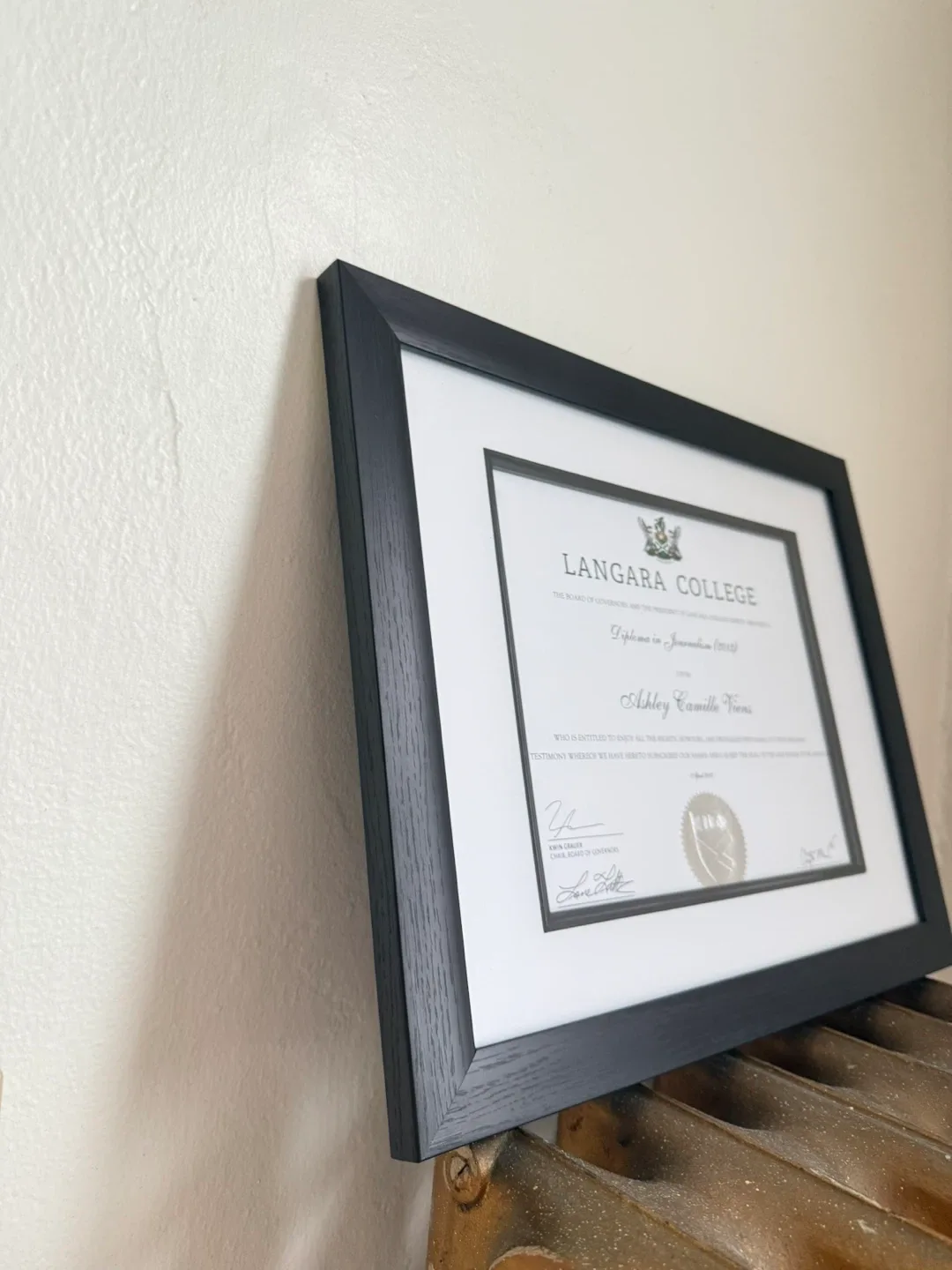 Black photo frame w/ black-edged matte image indicator(3)