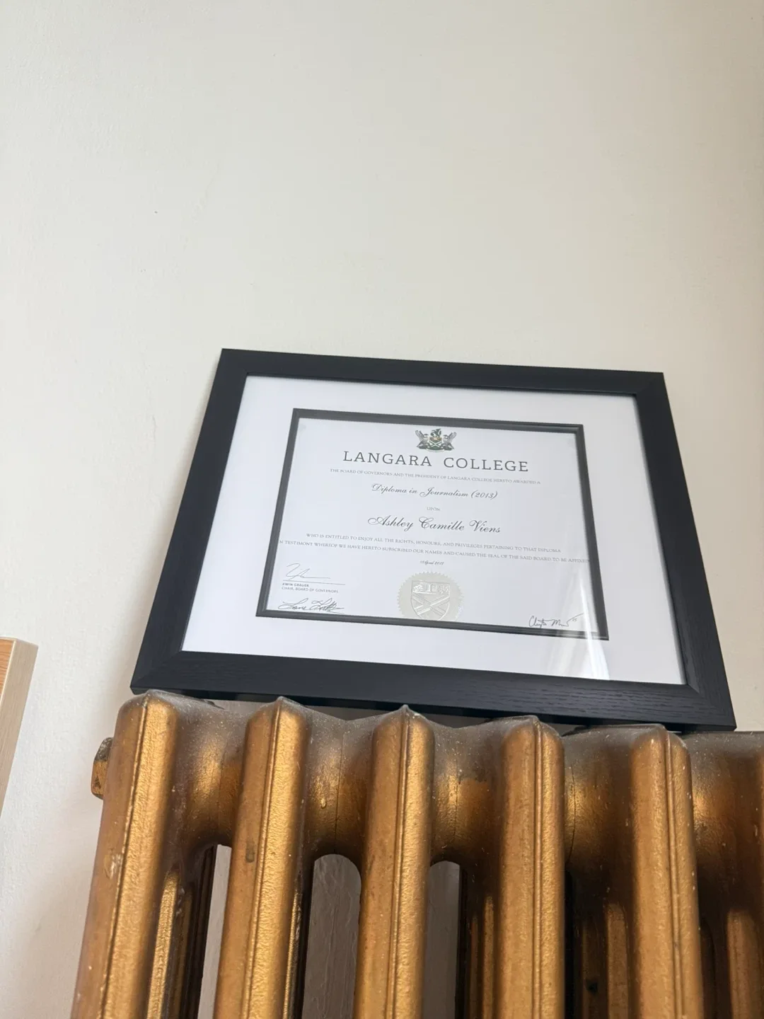 Black photo frame w/ black-edged matte image indicator(2)