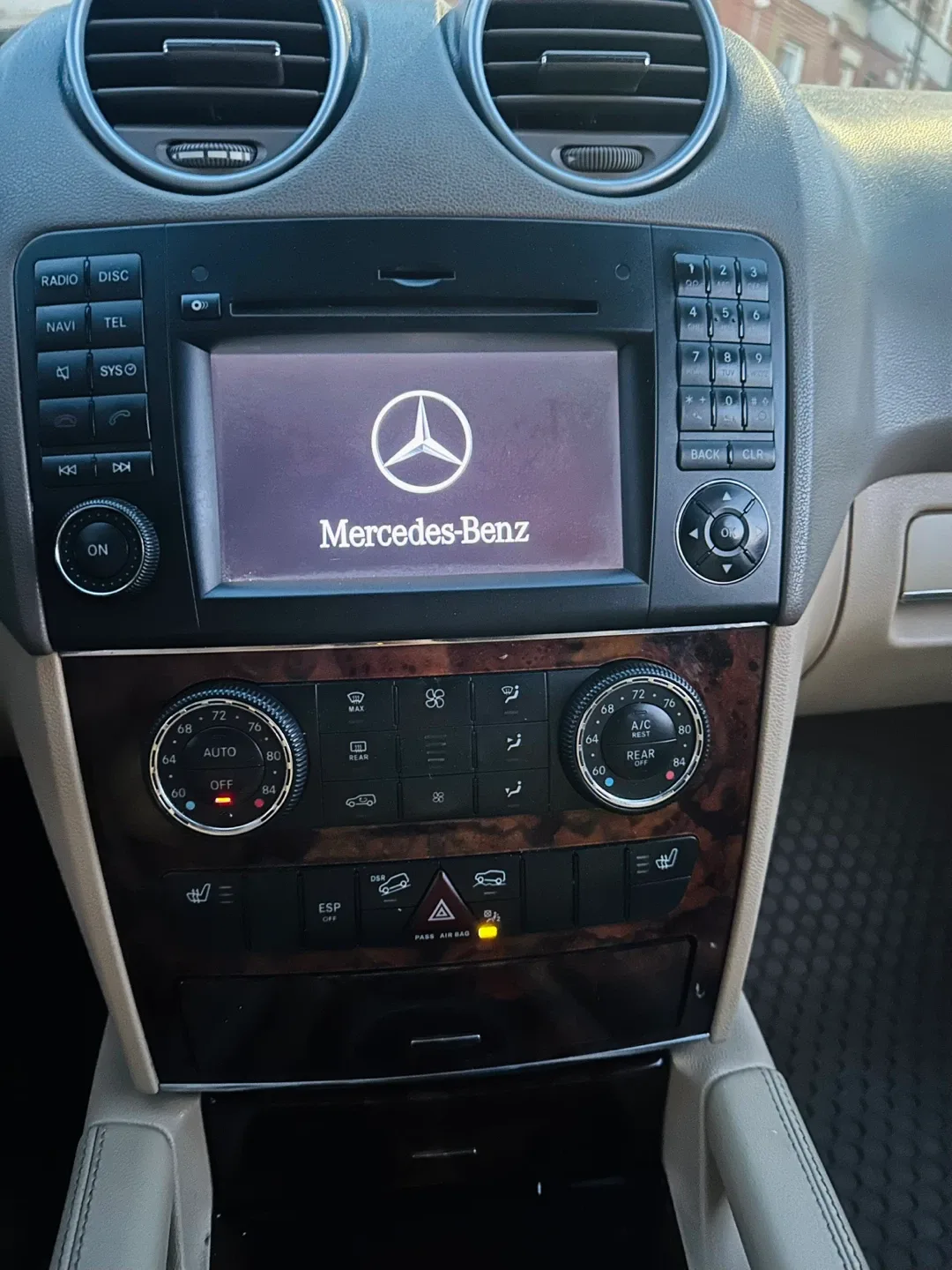 2011 Mercedes-Benz ML350 4MATIC White SUV image indicator(6)