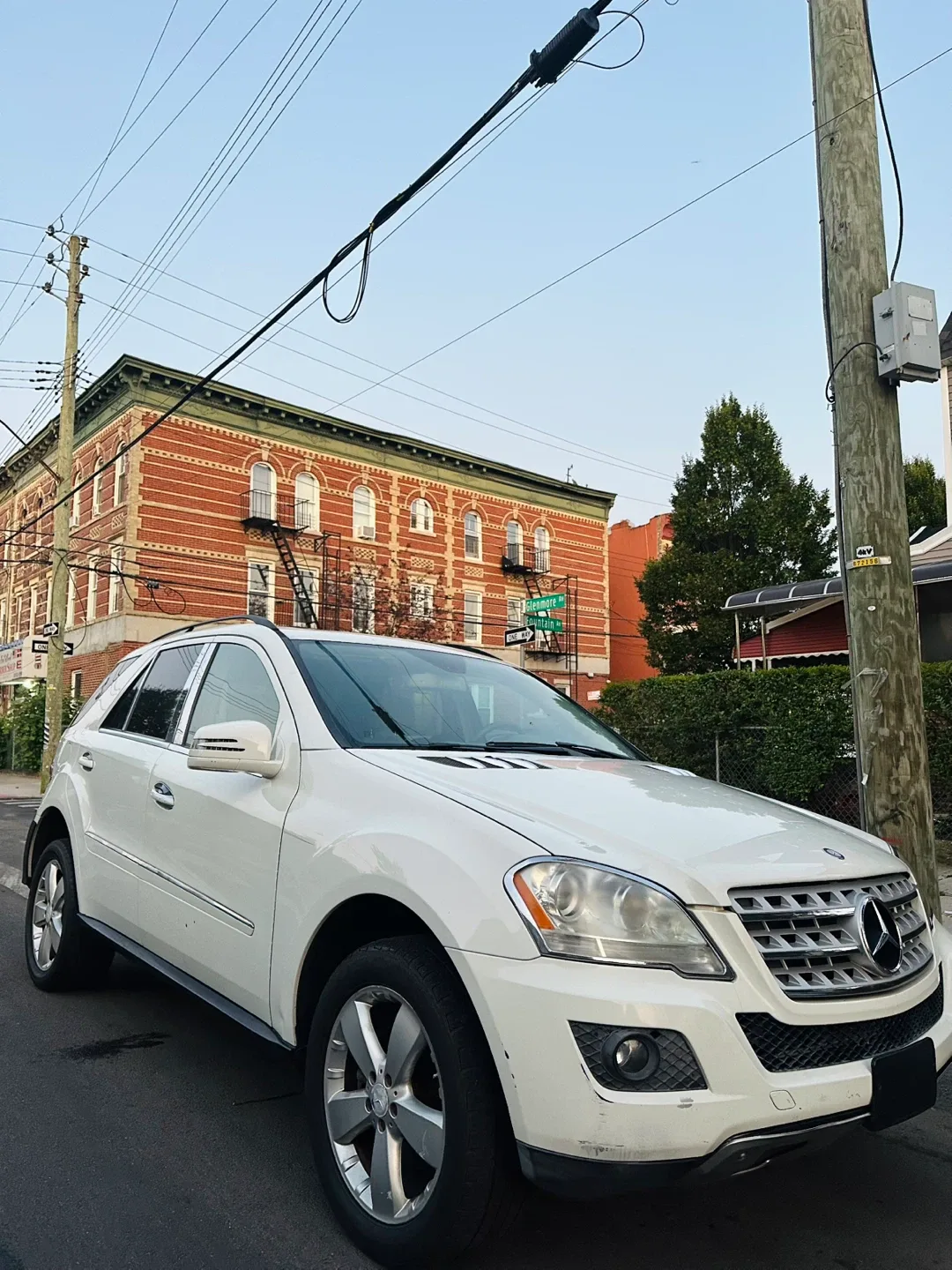 2011 Mercedes-Benz ML350 4MATIC White SUV image indicator(2)