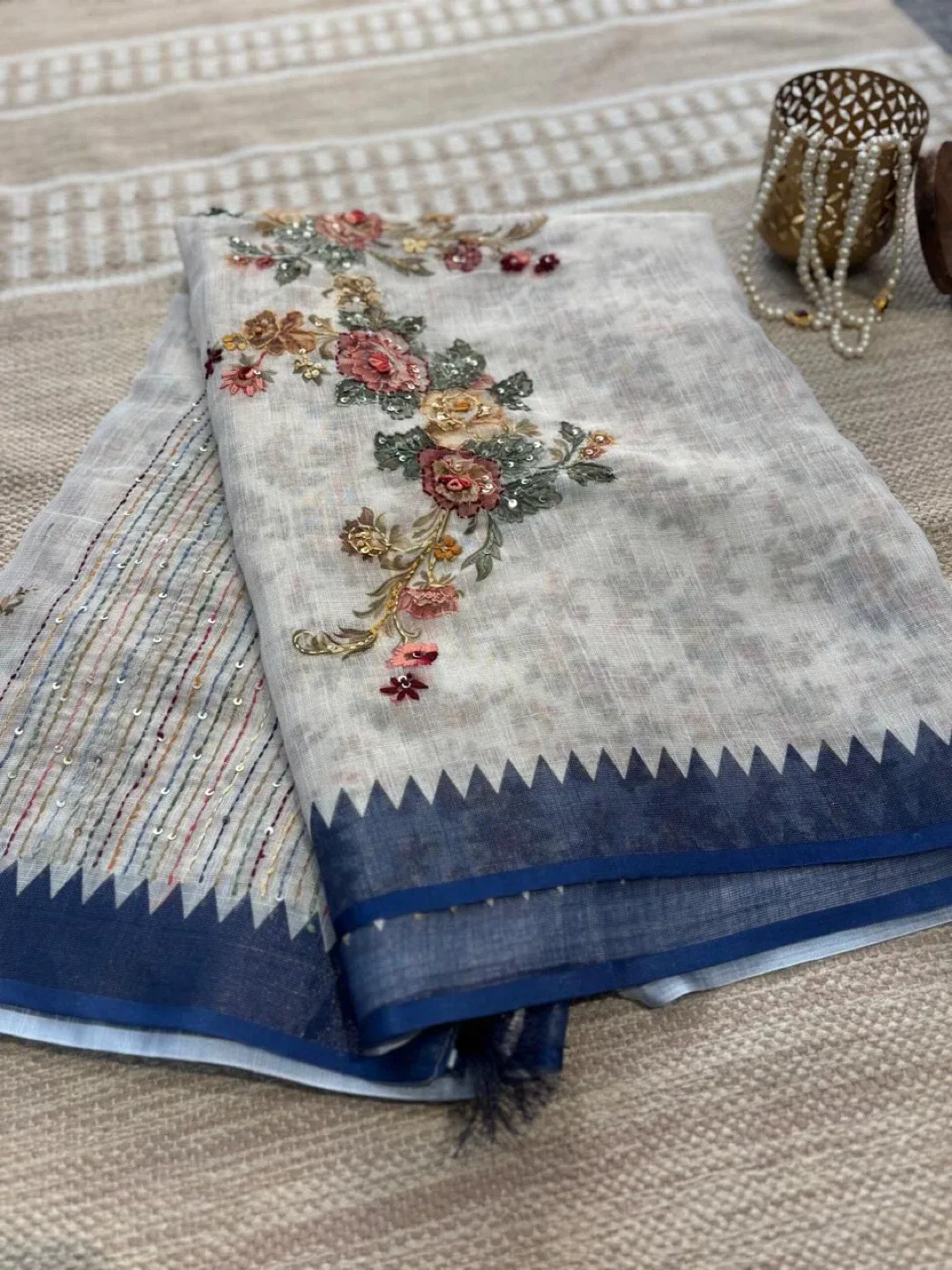 Sarees image indicator(2)