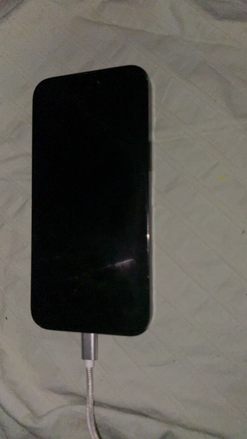 Cracked iPhone 14 Pro and 12 pro max image indicator(3)